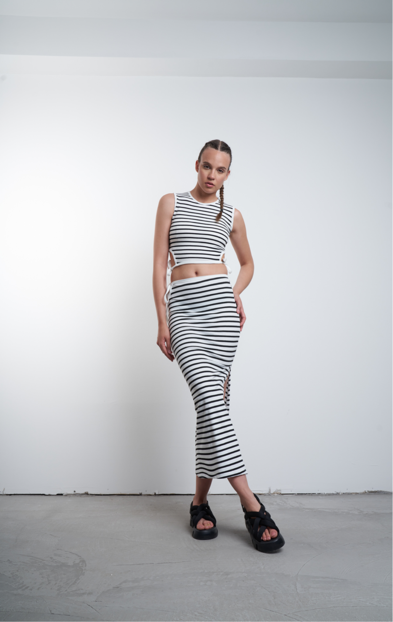 Bel Bağlama Detaylı Uzun Etek Ekru-Siyah