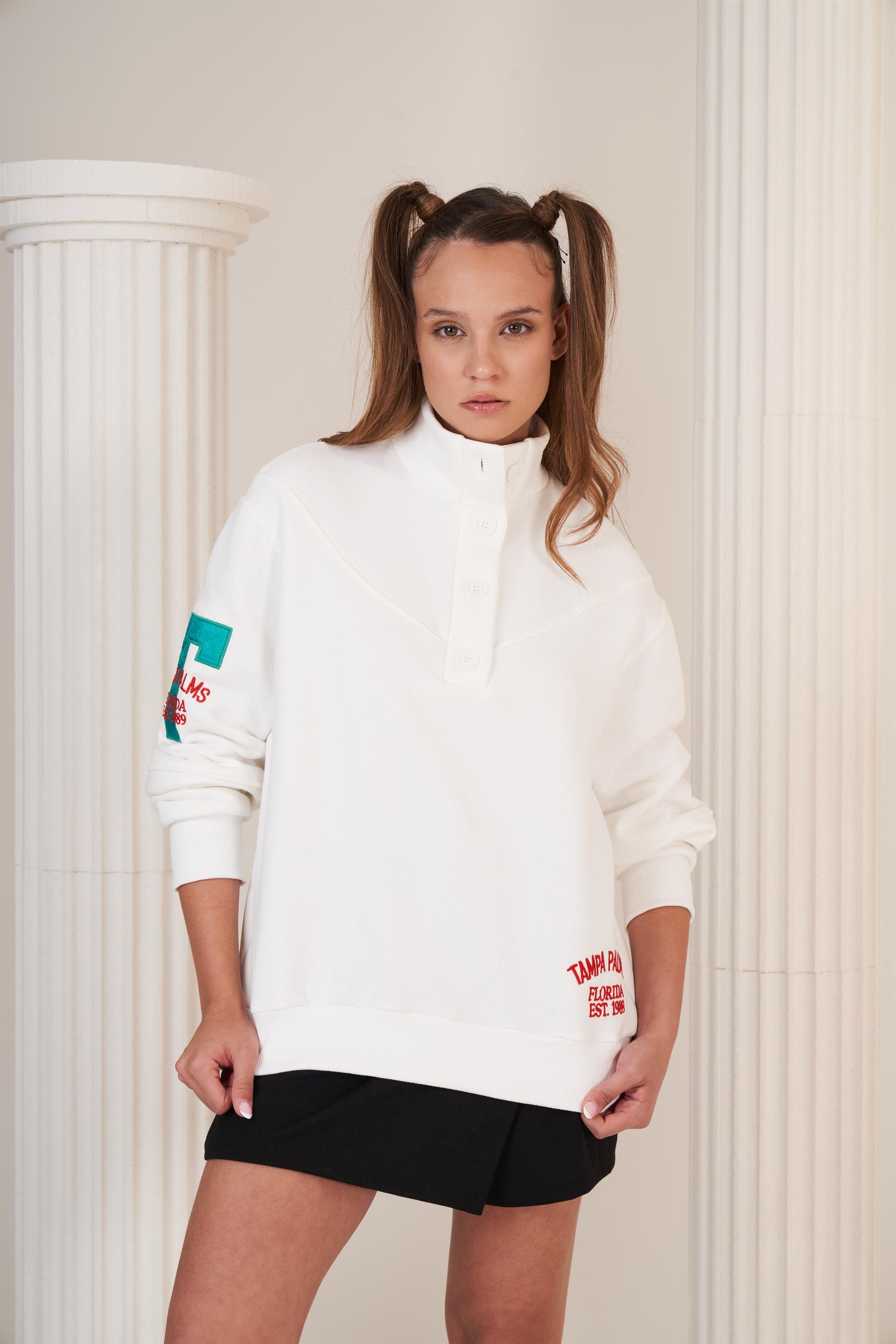 Düğme Detaylı Nakış Baskılı Sweatshirt