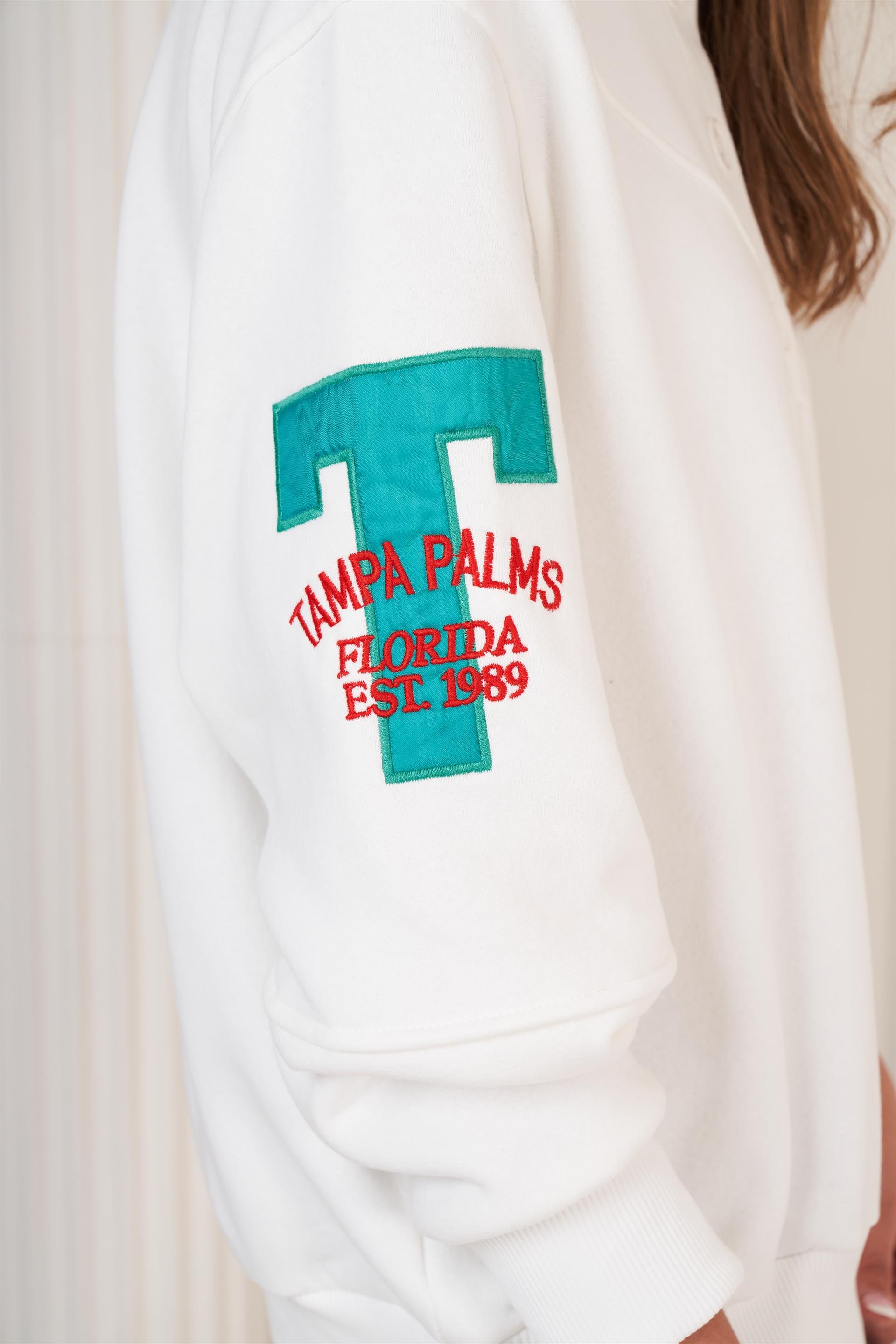 Düğme Detaylı Nakış Baskılı Sweatshirt