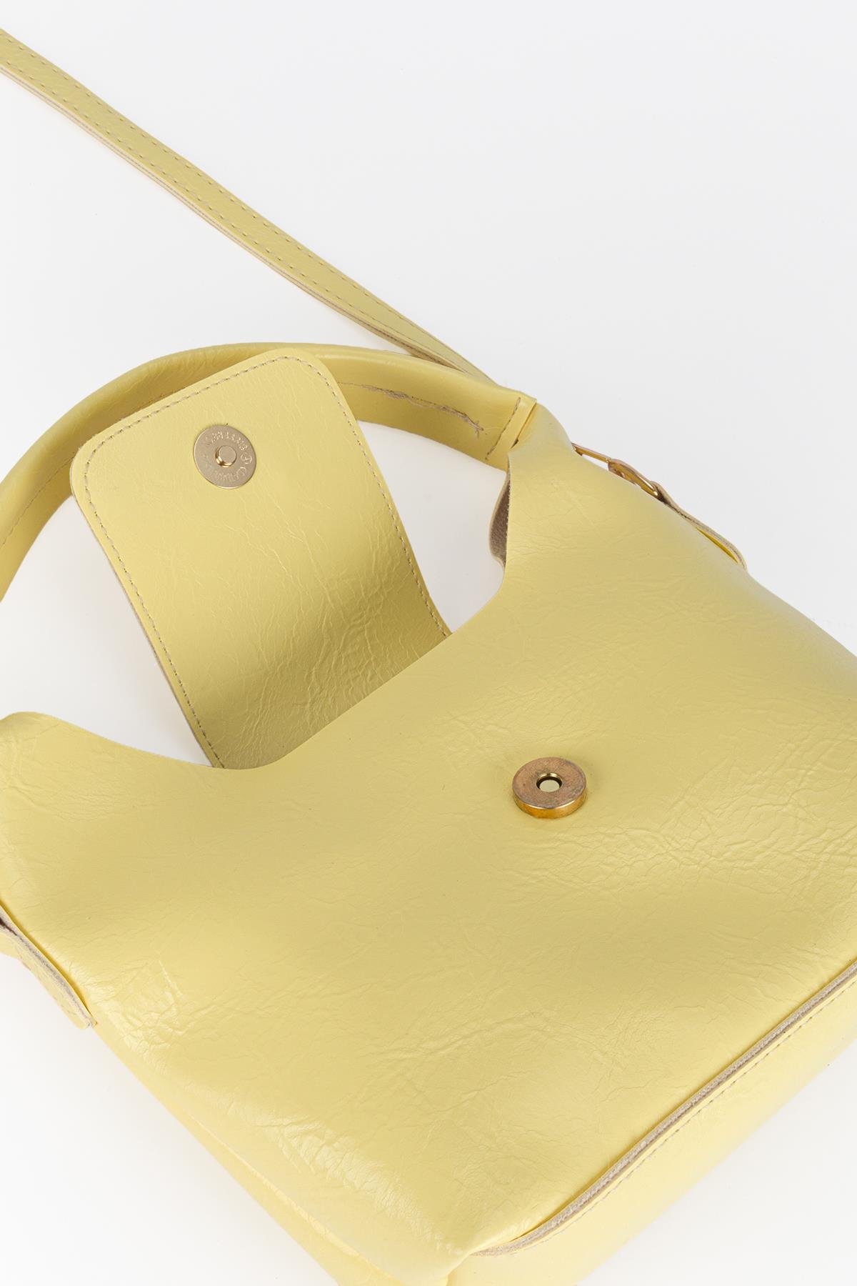 Fiyonk Detaylı Kapaklı Çapraz Çanta Sarı