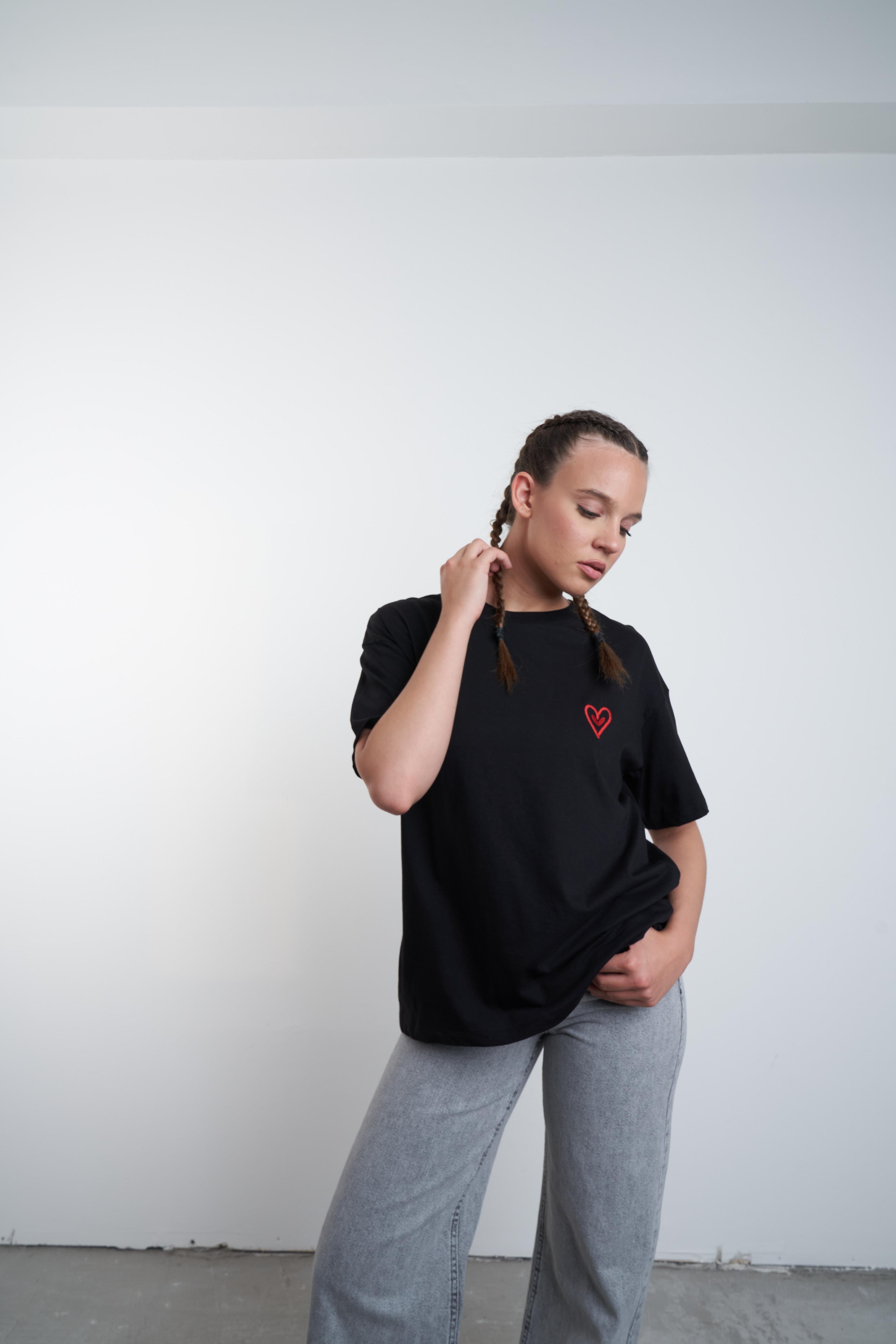 Kalp İçi Kalp Nakış Baskılı T-shirt Siyah
