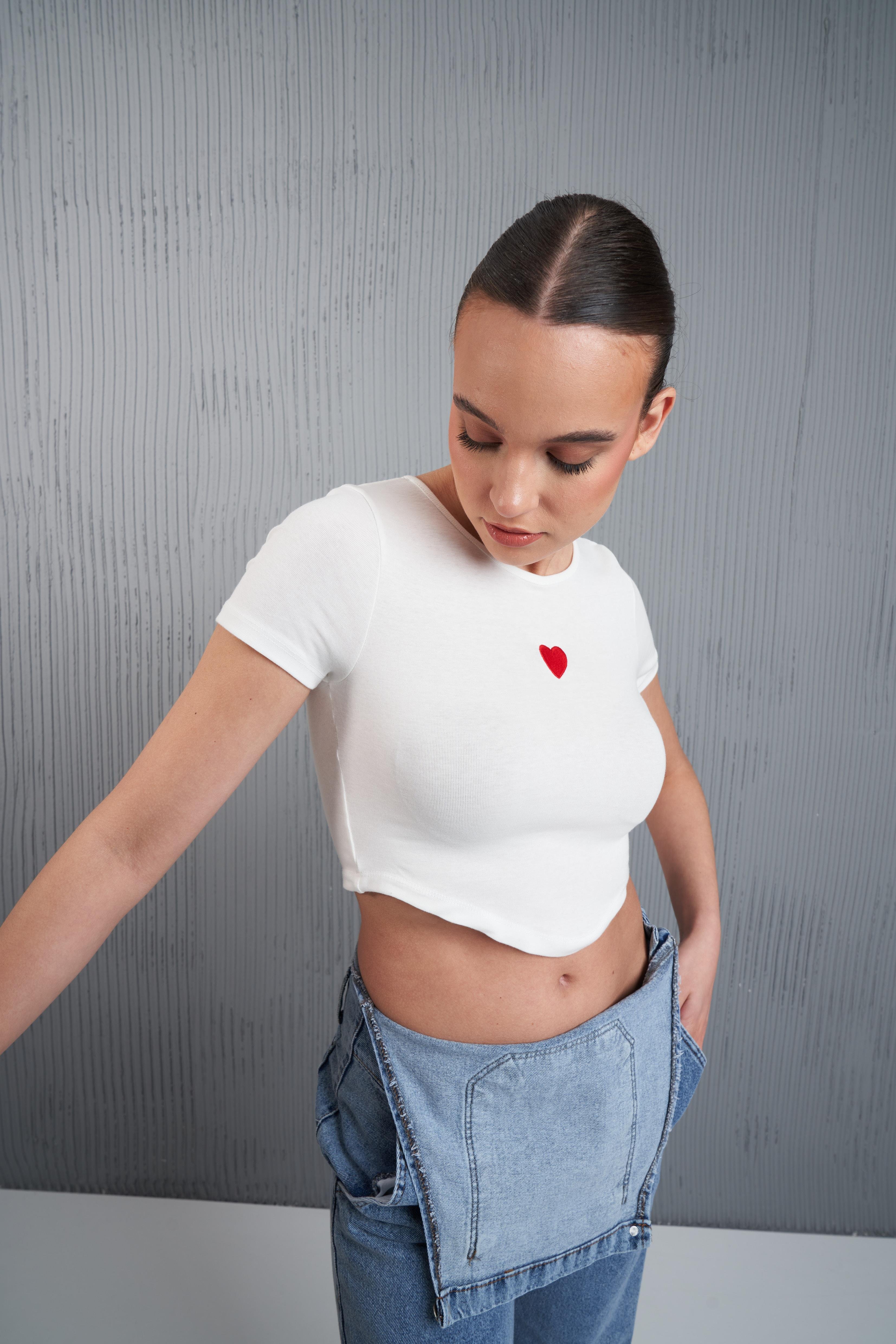 Kalp Nakış Baskılı Kısa T-shirt Ekru