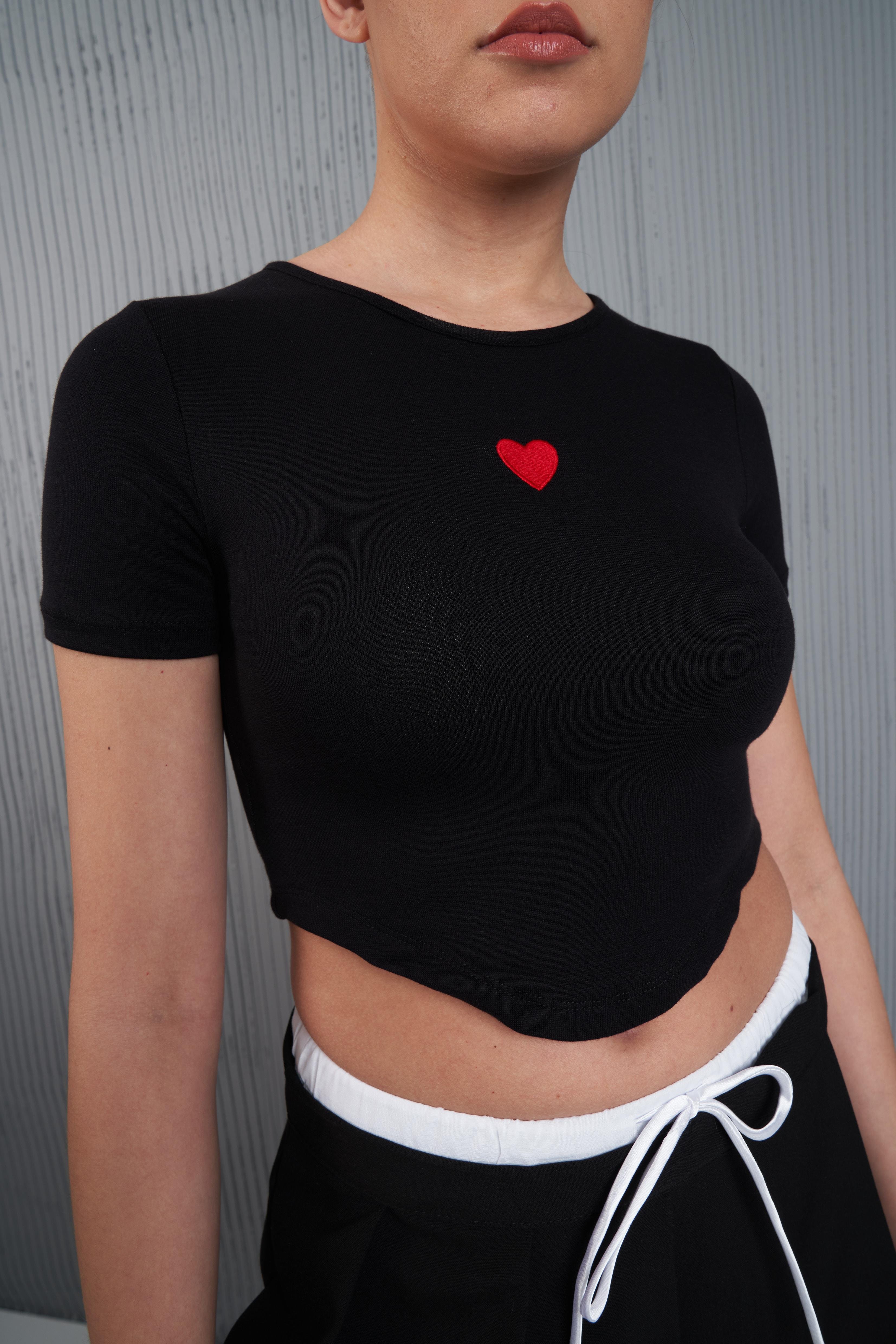 Kalp Nakış Baskılı Kısa T-shirt Siyah