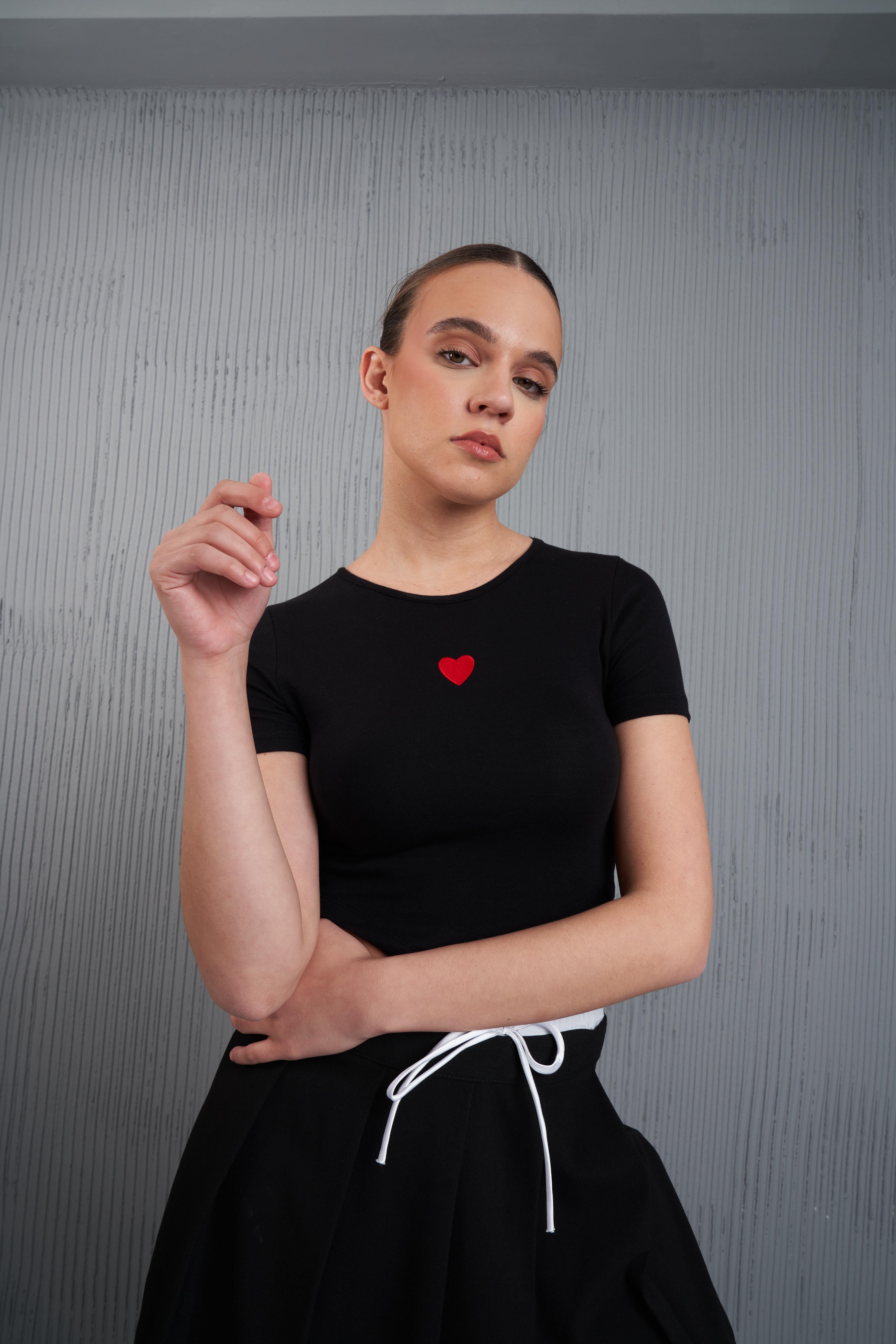 Kalp Nakış Baskılı Kısa T-shirt Siyah