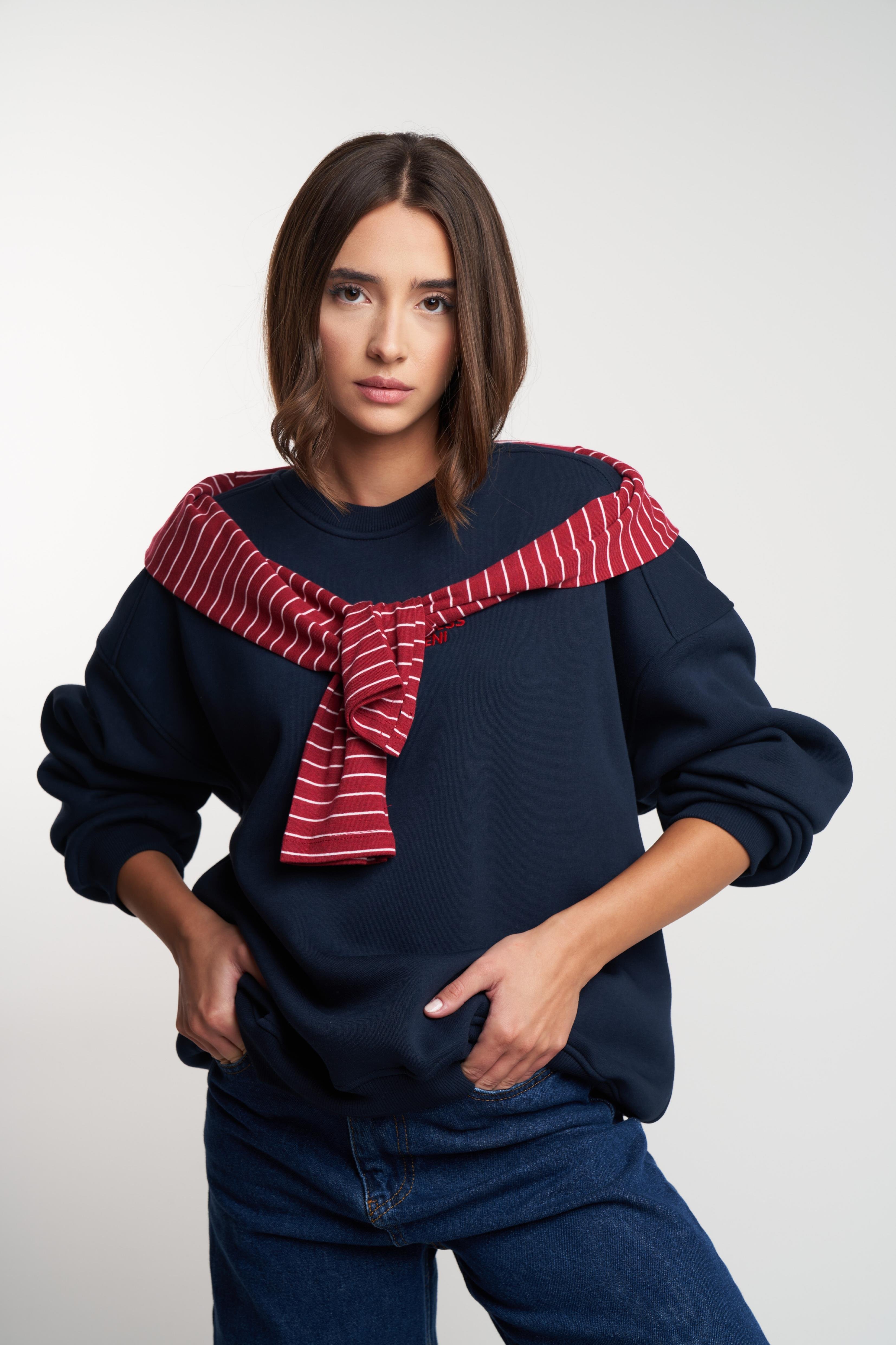 Kalp Nakış Yazı Baskılı Şardonlu Sweatshirt Lacivert