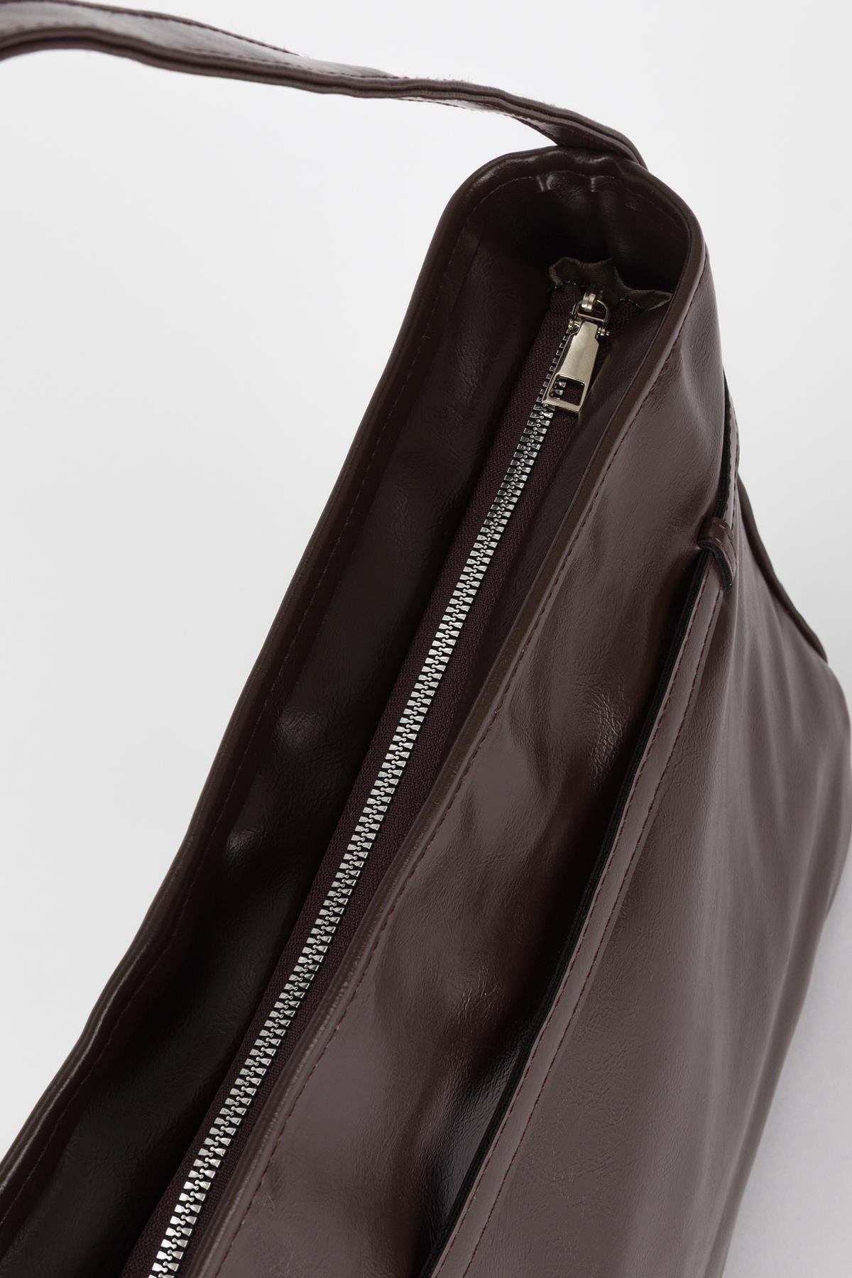 Kemer Detaylı Omuz Çantası Kahve