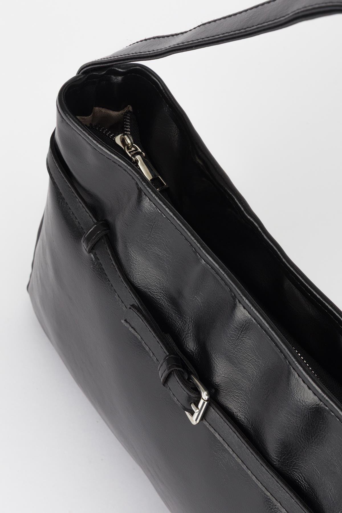 Kemer Detaylı Omuz Çantası Siyah