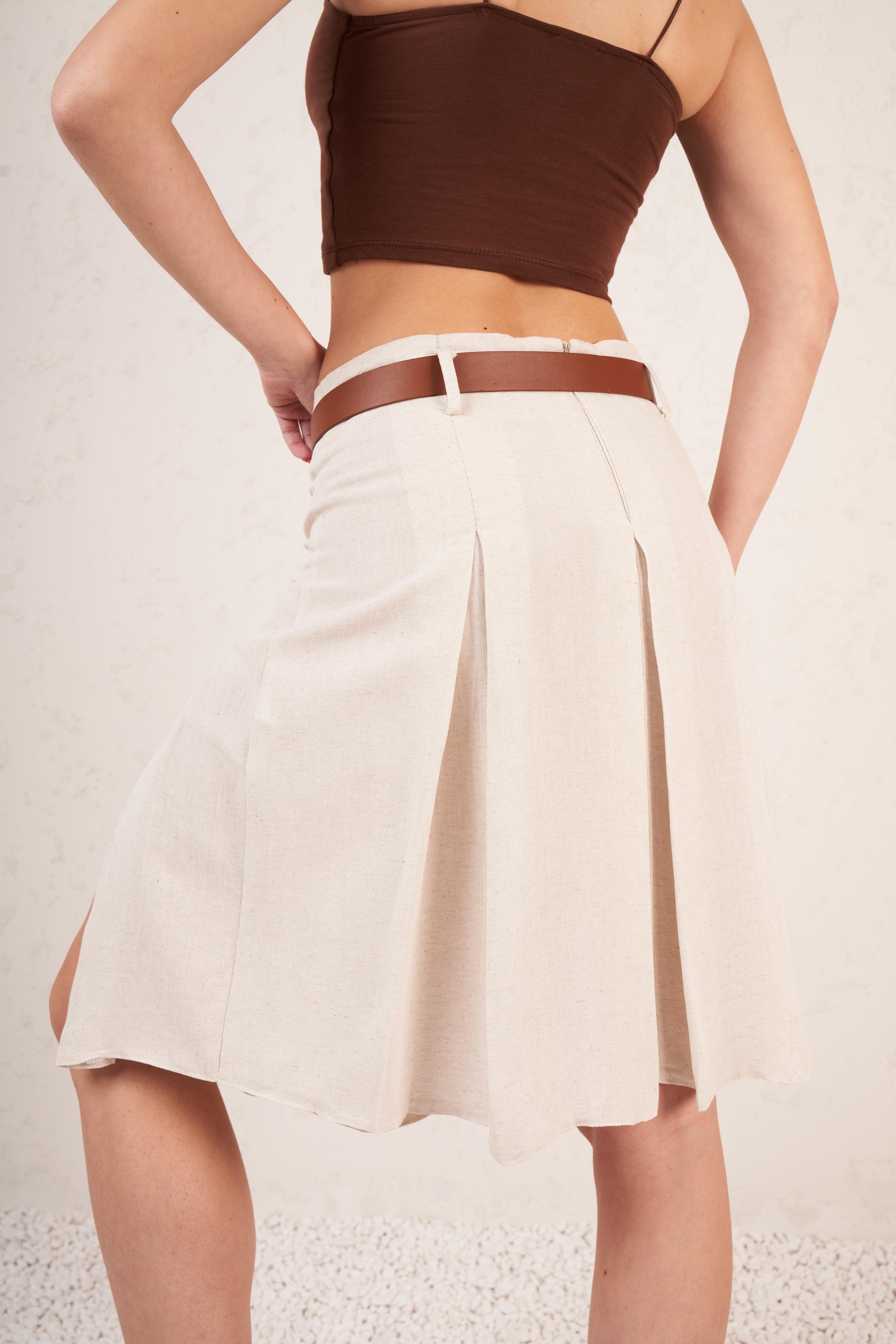 Kemerli Yırtmaç Detaylı Pileli Midi Etek Natural