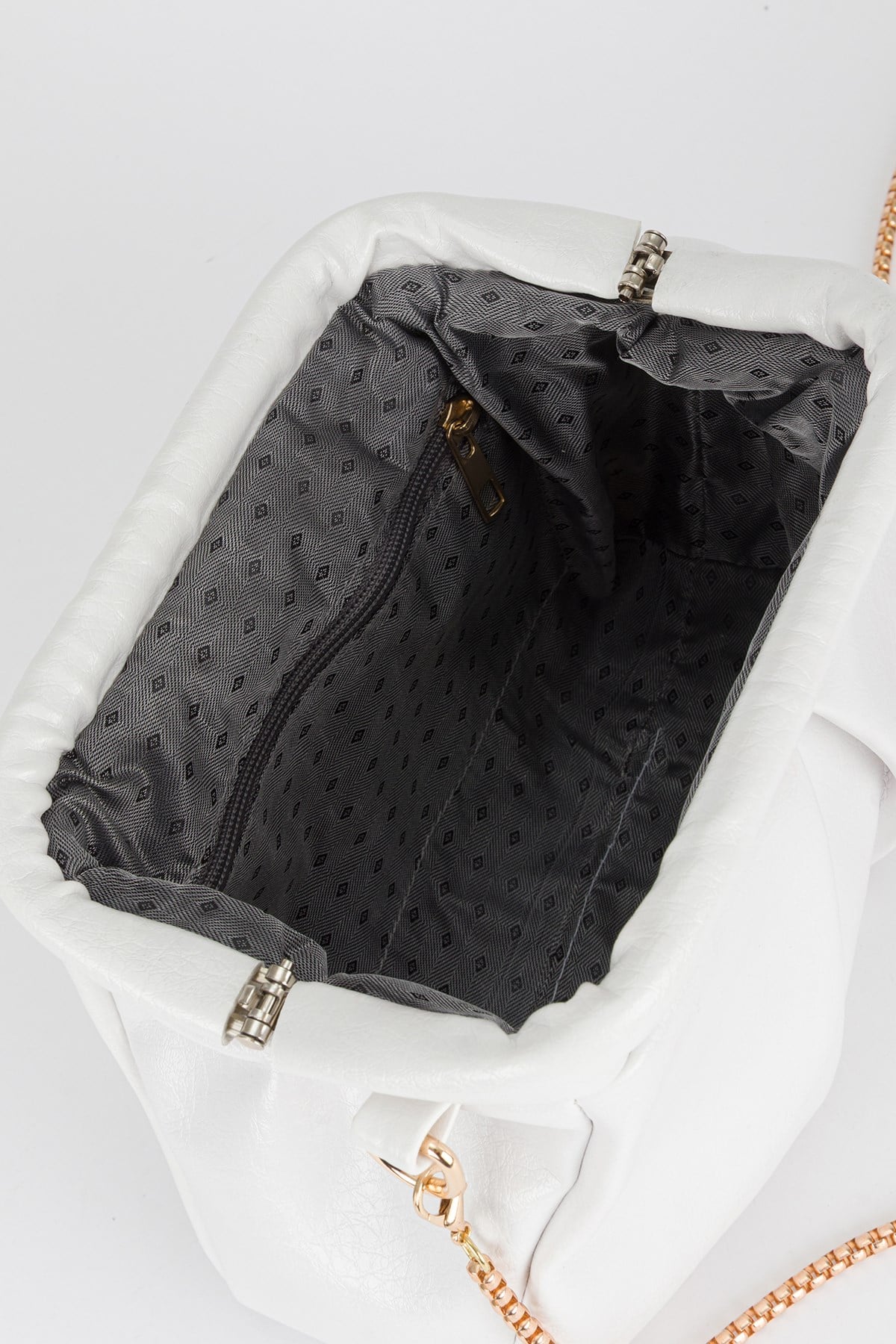 Pile Detaylı Zincir Askılı Clutch Çanta Beyaz