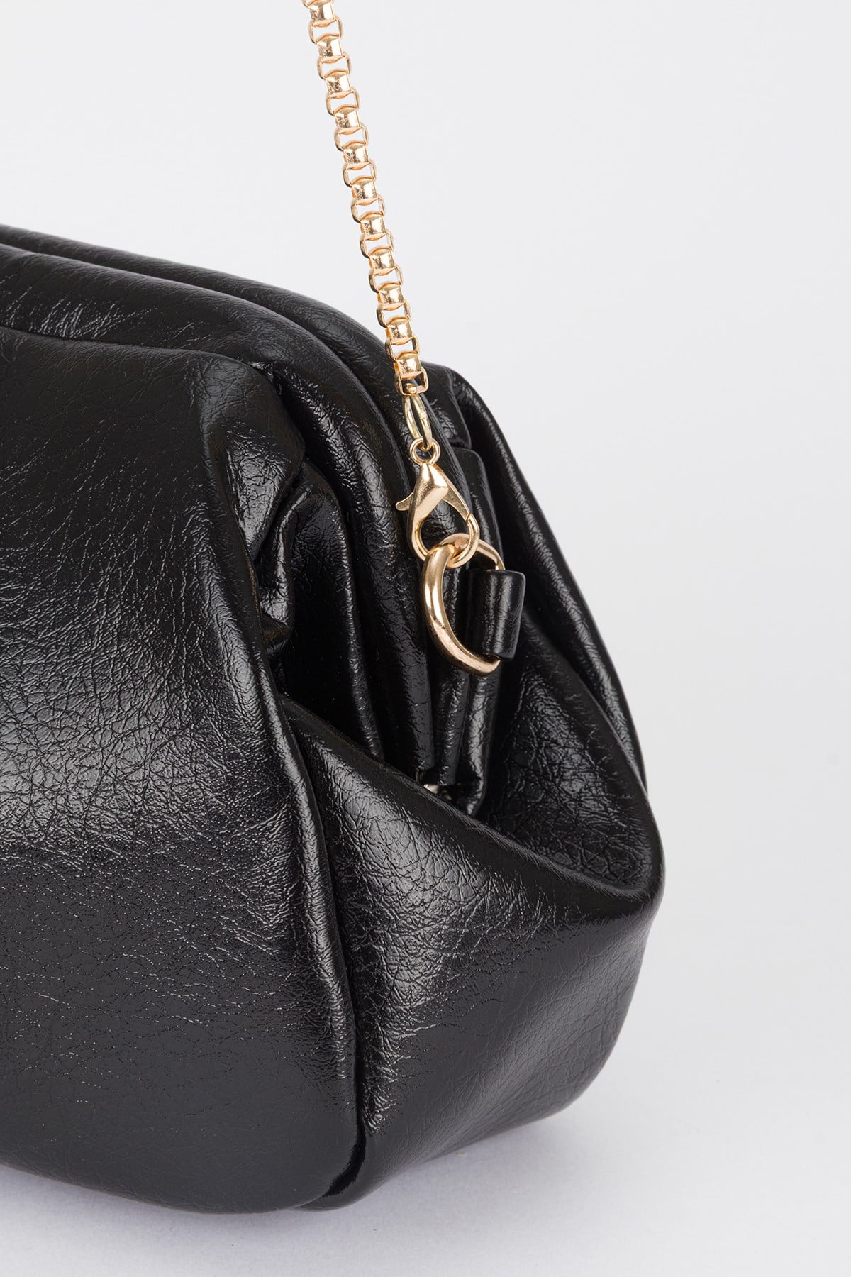 Pile Detaylı Zincir Askılı Clutch Çanta Siyah