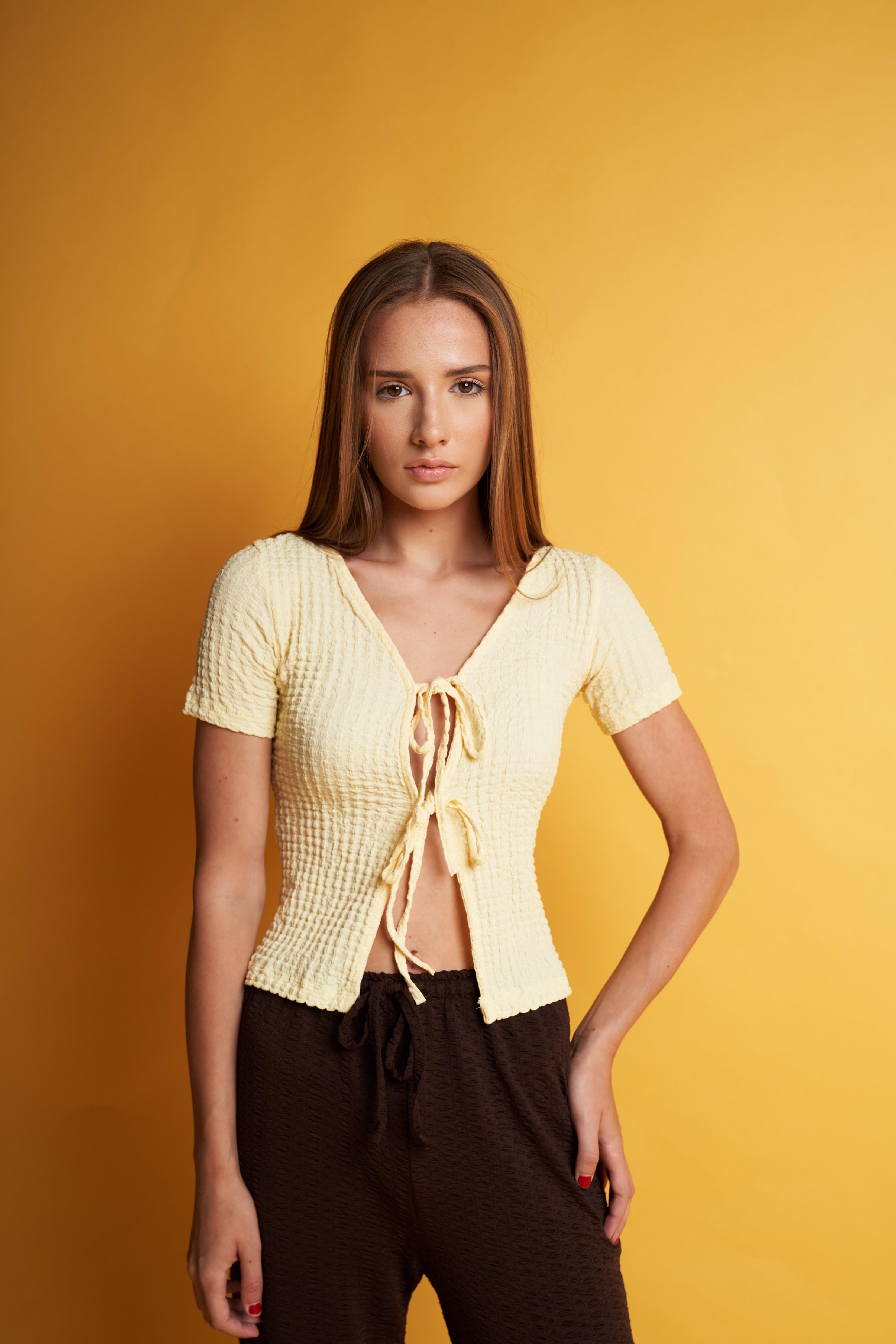 V Yaka Kısa Kol Bluz Sarı