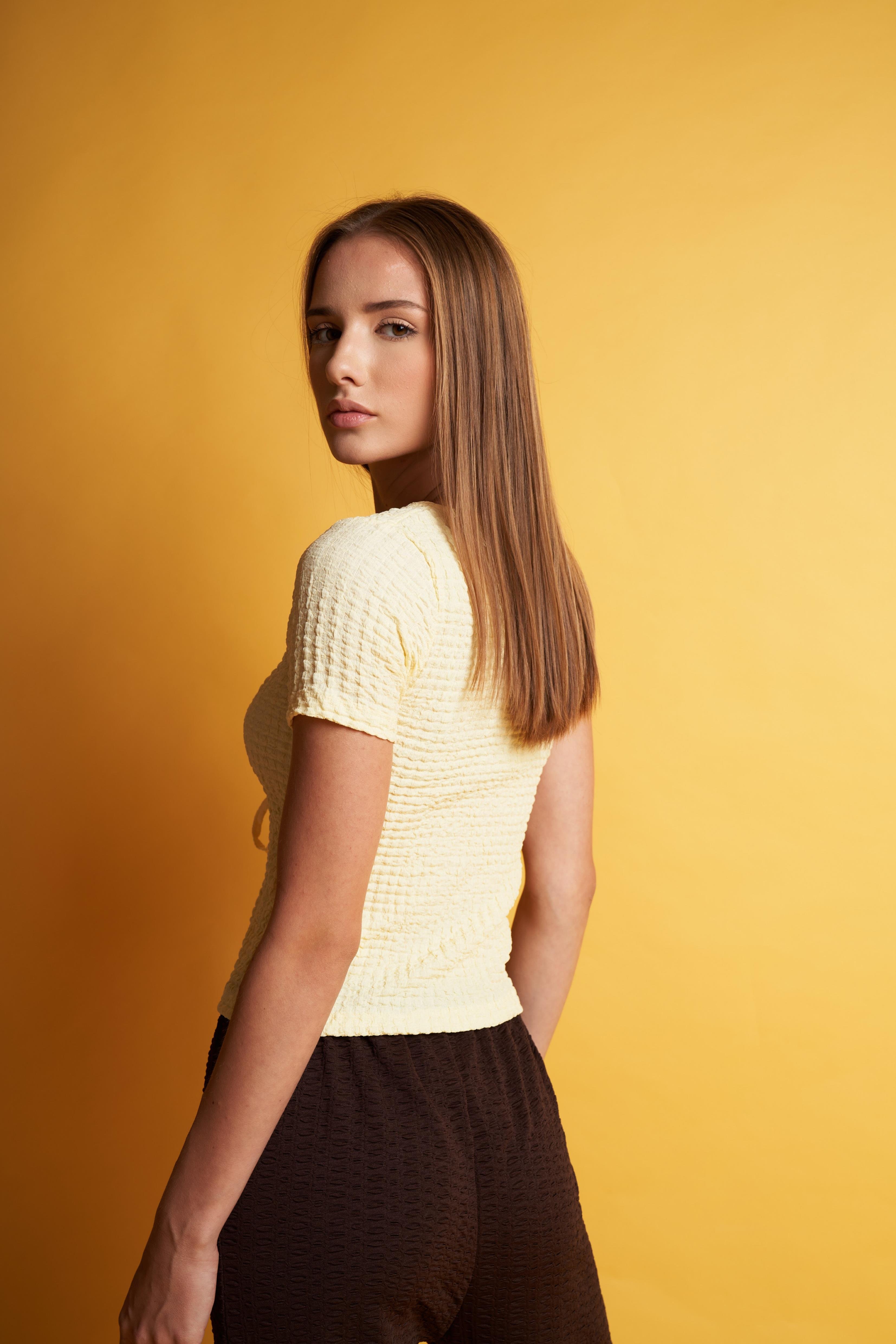 V Yaka Kısa Kol Bluz Sarı