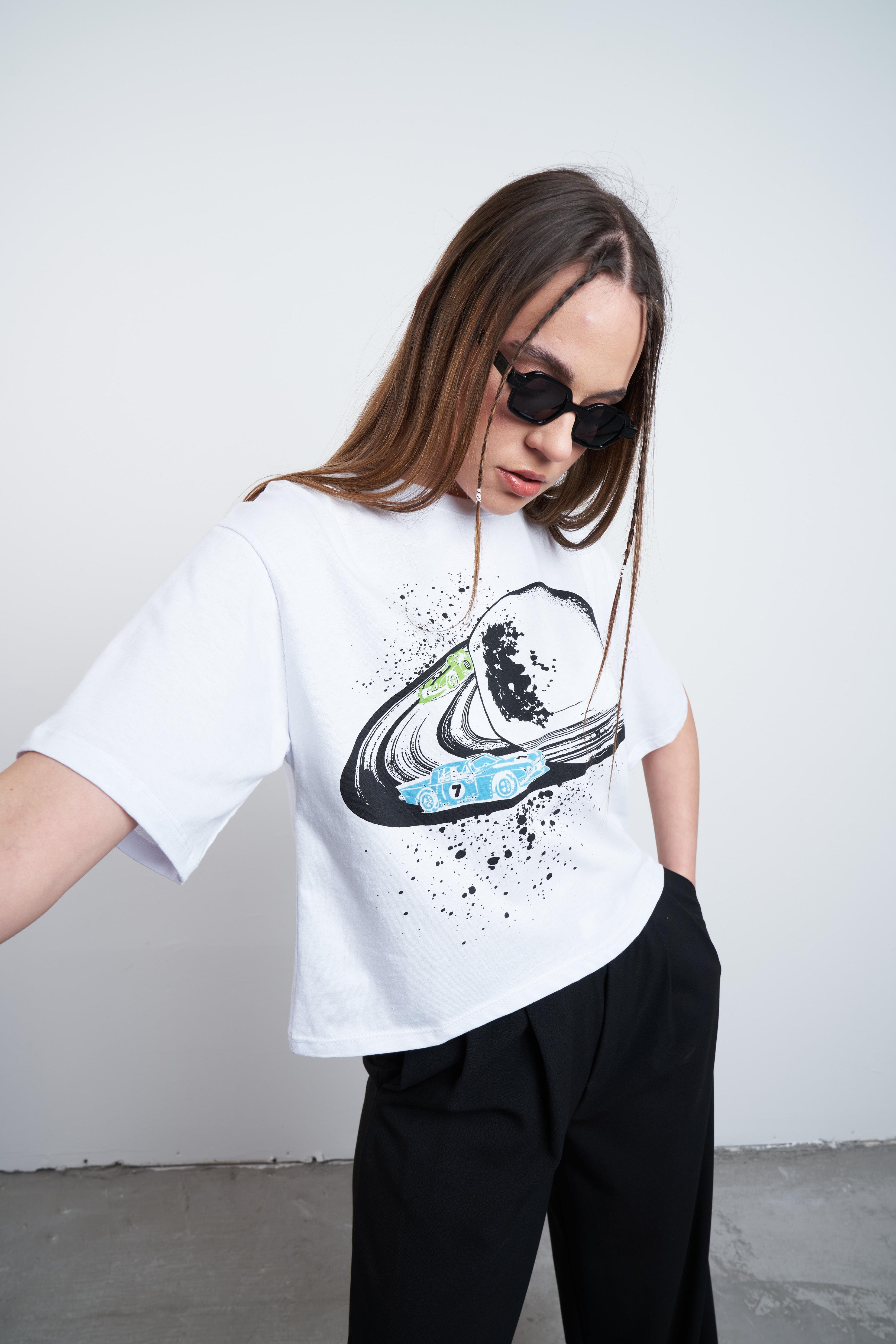 Yarış Pisti ve Araba Baskılı Kısa T-shirt Beyaz