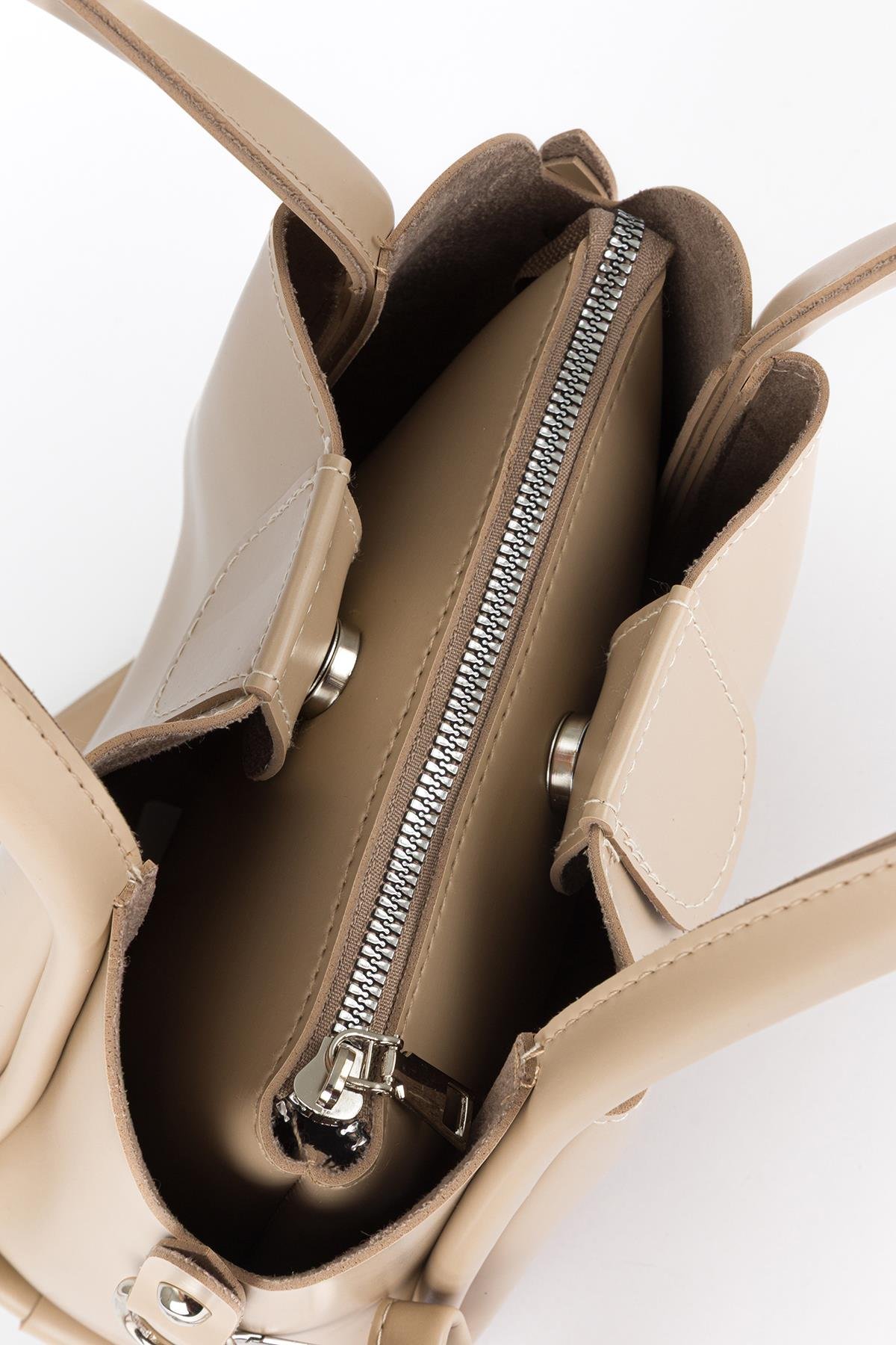 Yavrulu El ve Çapraz Çanta Kum