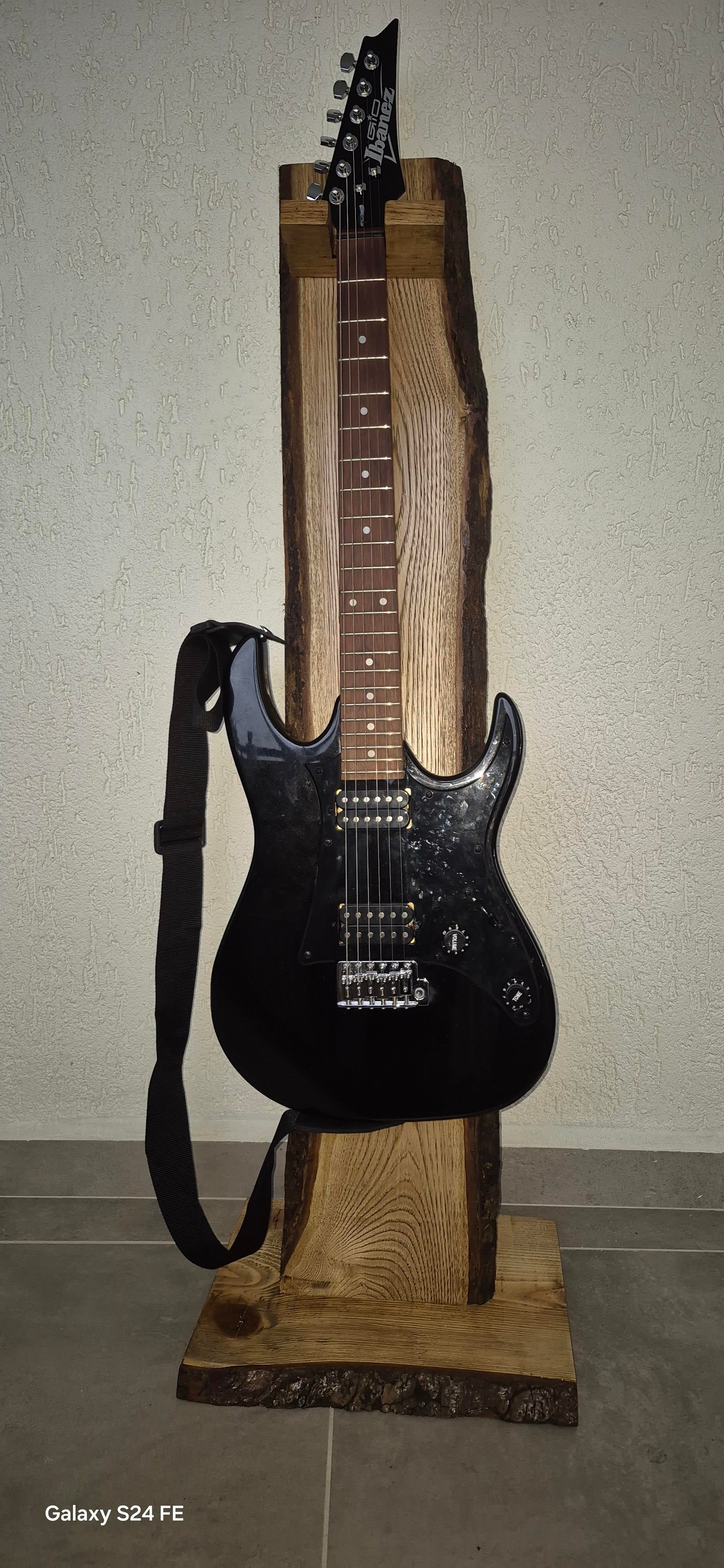 Ev Bahçe DekosayonuTena Dekor TD251225Rustik Tasarim Masif Ahsap Elektro Gitar Standi