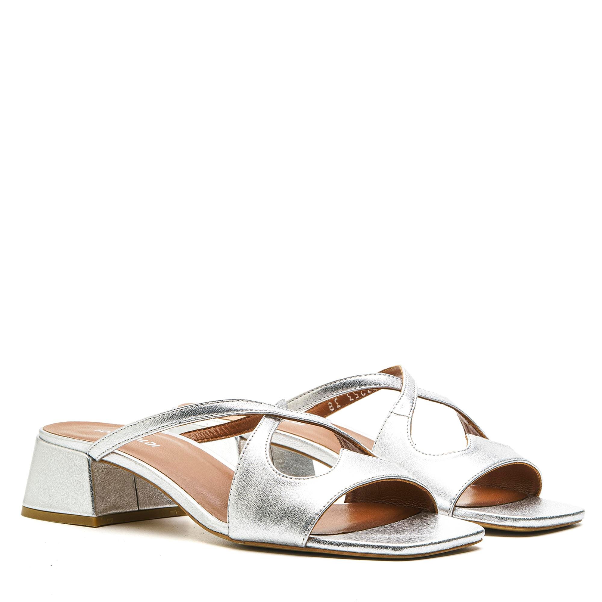 YELEV GÜMÜŞ HAKİKİ DERİ Kadın TOPUKLU TERLİKYELEV GÜMÜŞ HAKİKİ DERİ Kadın TOPUKLU TERLİK