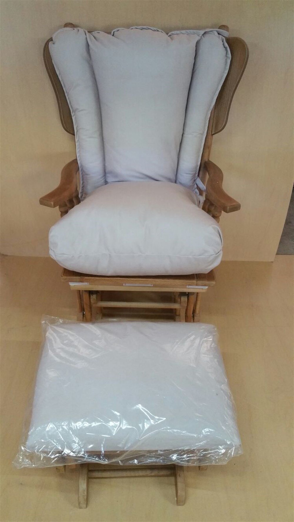 KREM DÖŞEMELİ SALLANAN KOLTUK