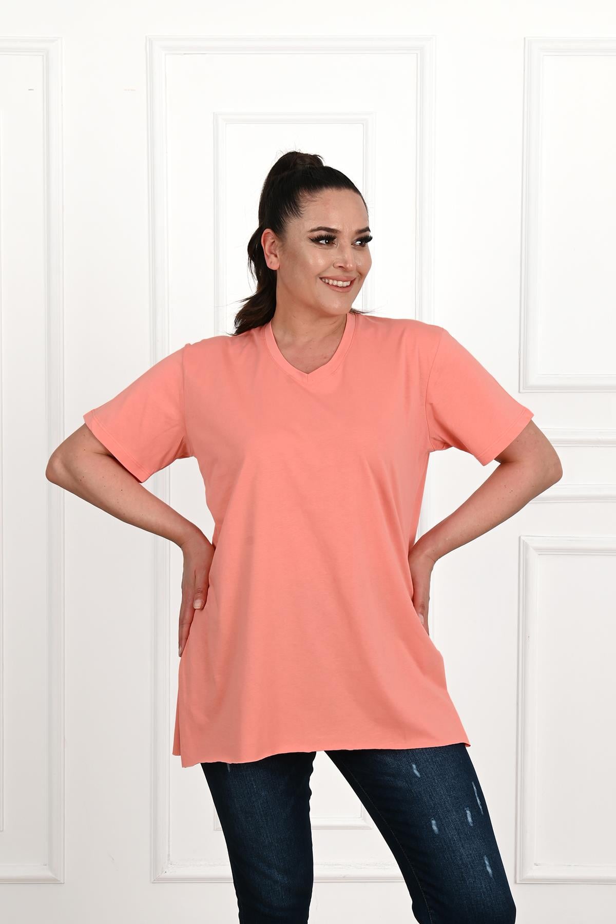 Kadın V Yaka Yırtmaçlı Büyük Beden T-shirt 1199-22
