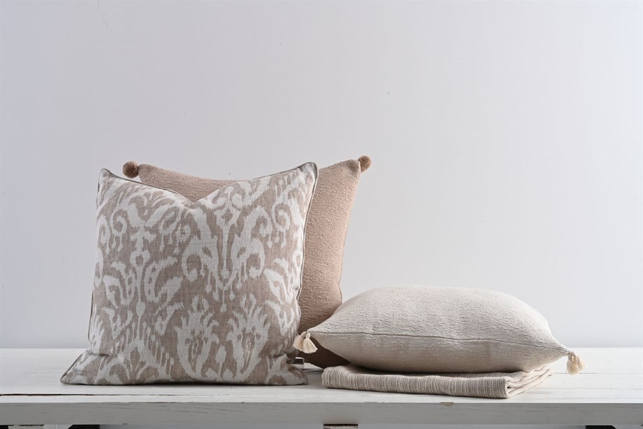 Rattan dokumalı bej rengi pamuklu ponponlu kırlent kılıfı