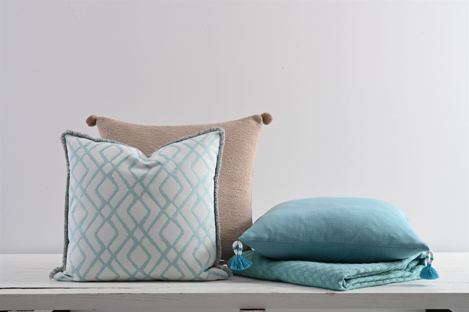 Rattan dokumalı bej rengi pamuklu ponponlu kırlent kılıfı