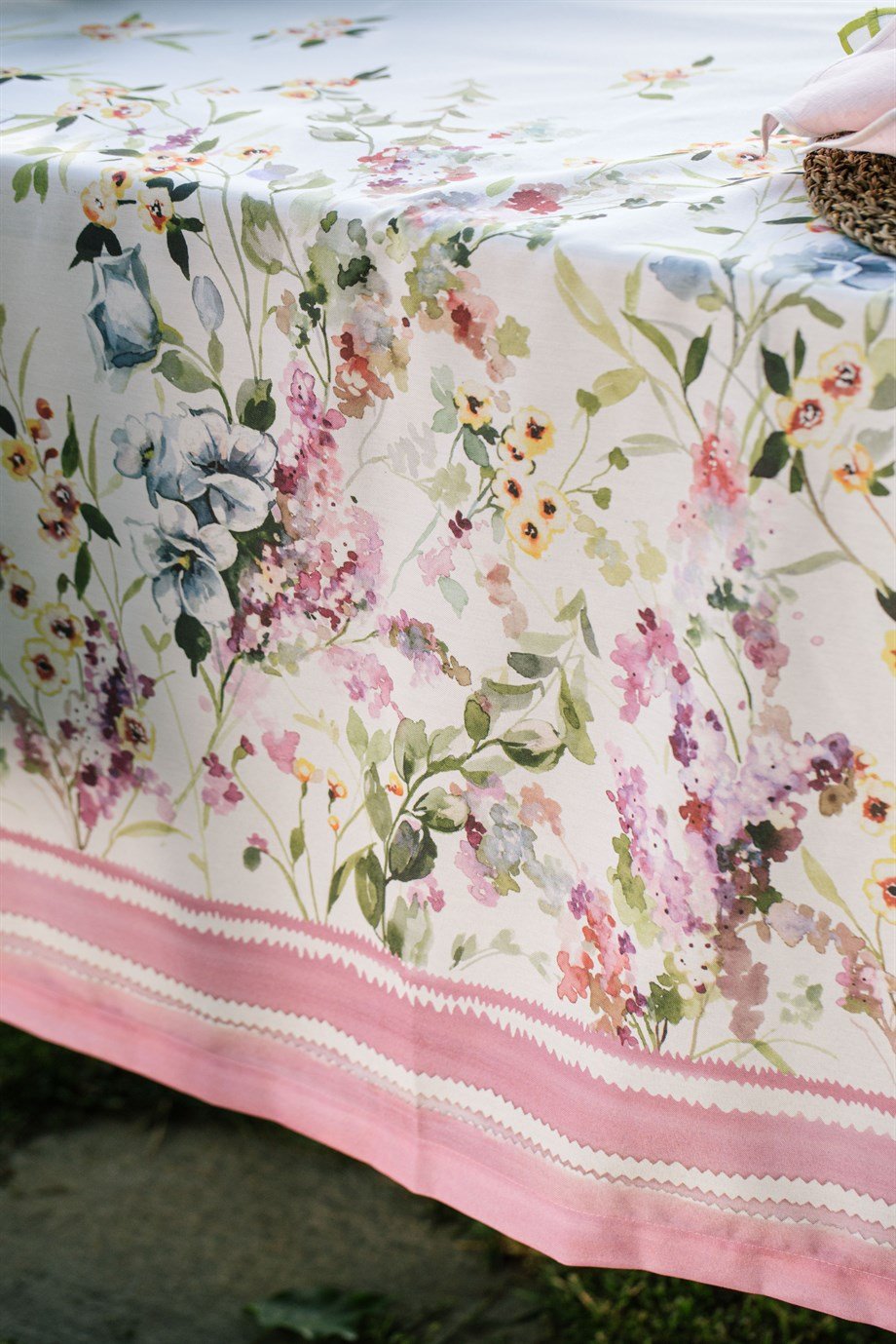 Vanelli Home Lila Küçük Çiçek Desenli Polyester Masa Örtüsü