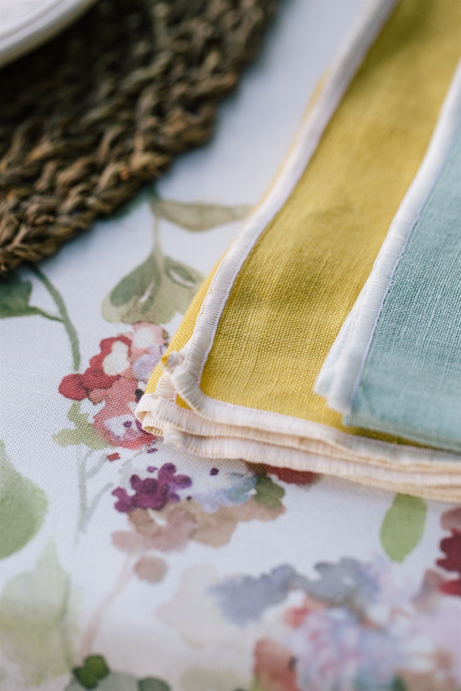 Vanelli Home Lila Küçük Çiçek Desenli Polyester Masa Örtüsü