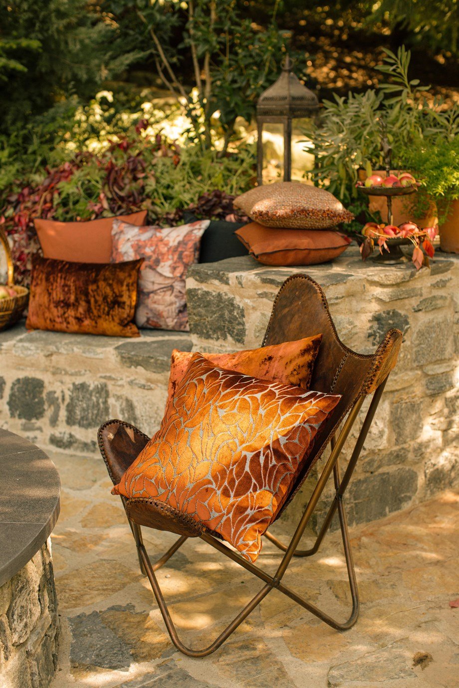 Vanelli Home Vizon Turuncu Viskon Kumaştan Yaprak Desenli Kare Kırlent Kılıfı