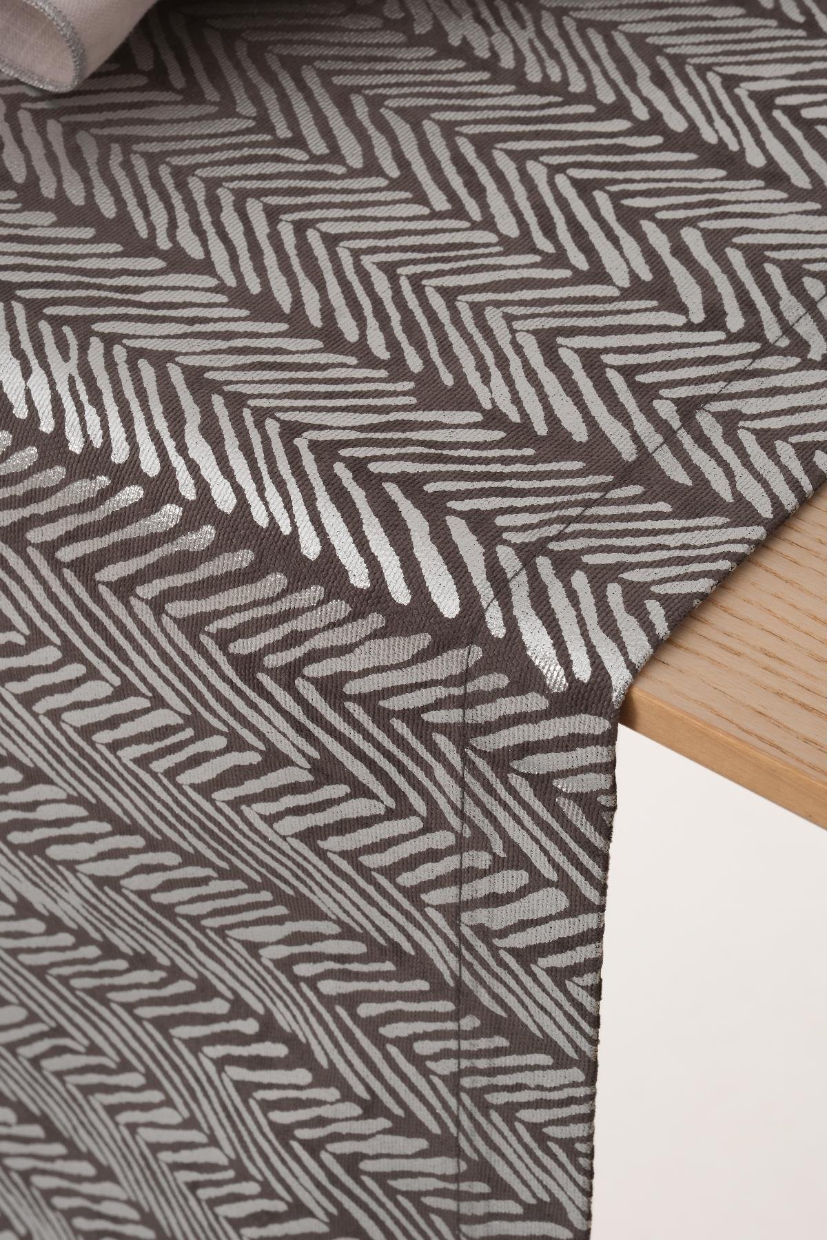 Zebra Desenli Masa Bandı