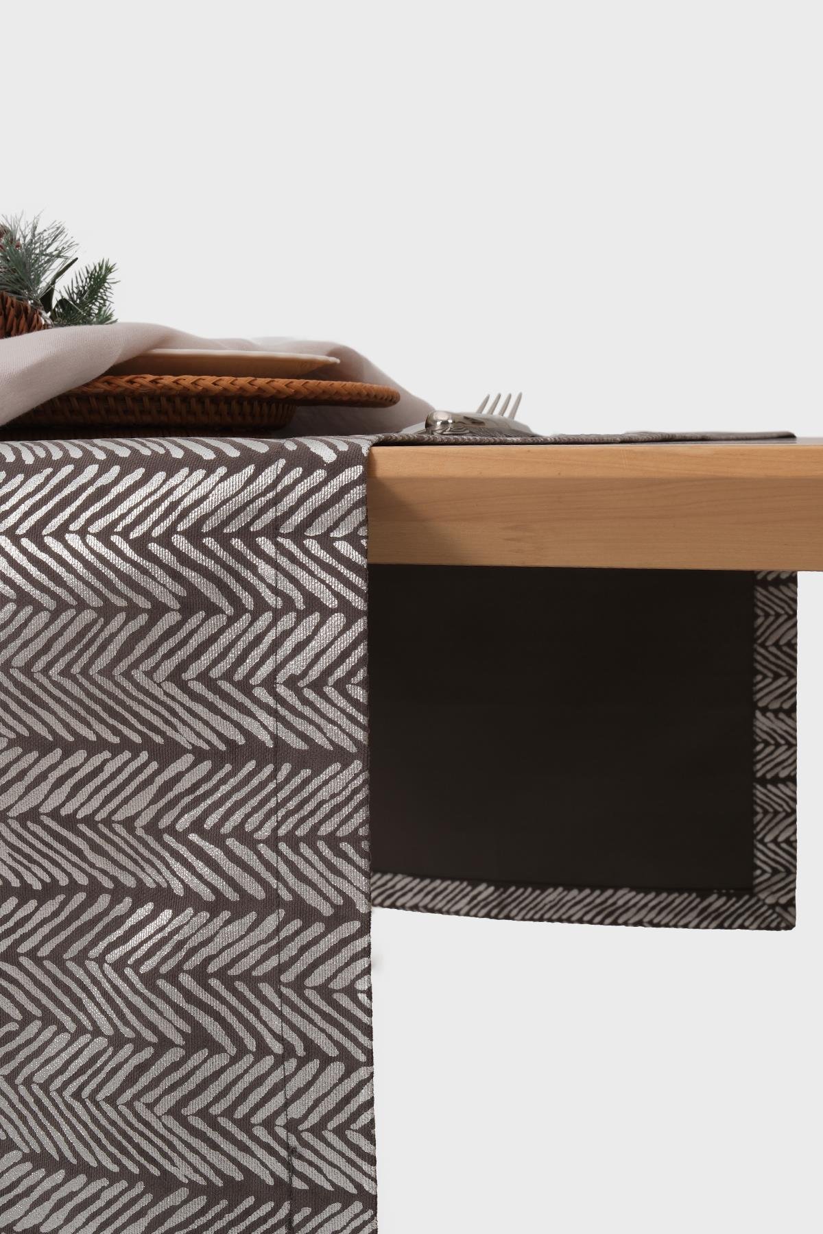 Zebra Desenli Masa Bandı
