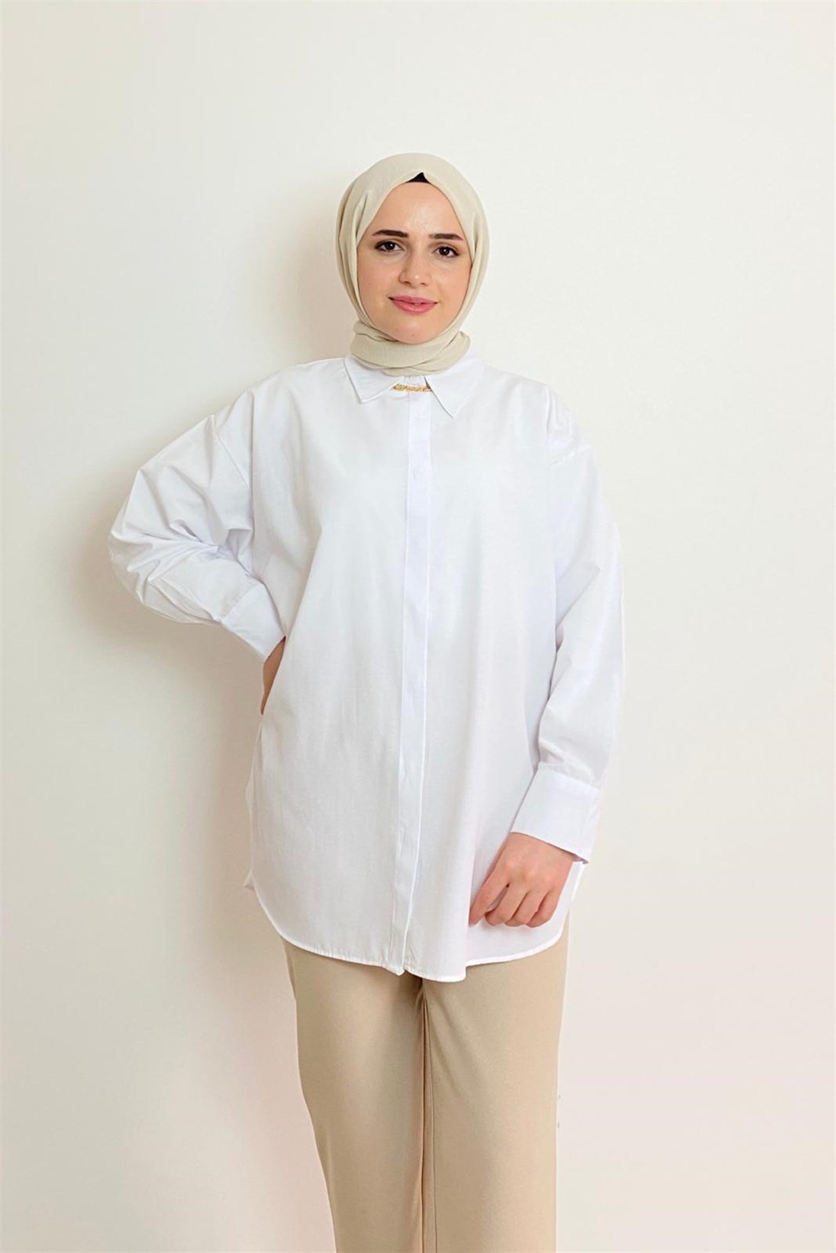 BEYAZ GİZLİ DÜĞMELİ BASİC GÖMLEK