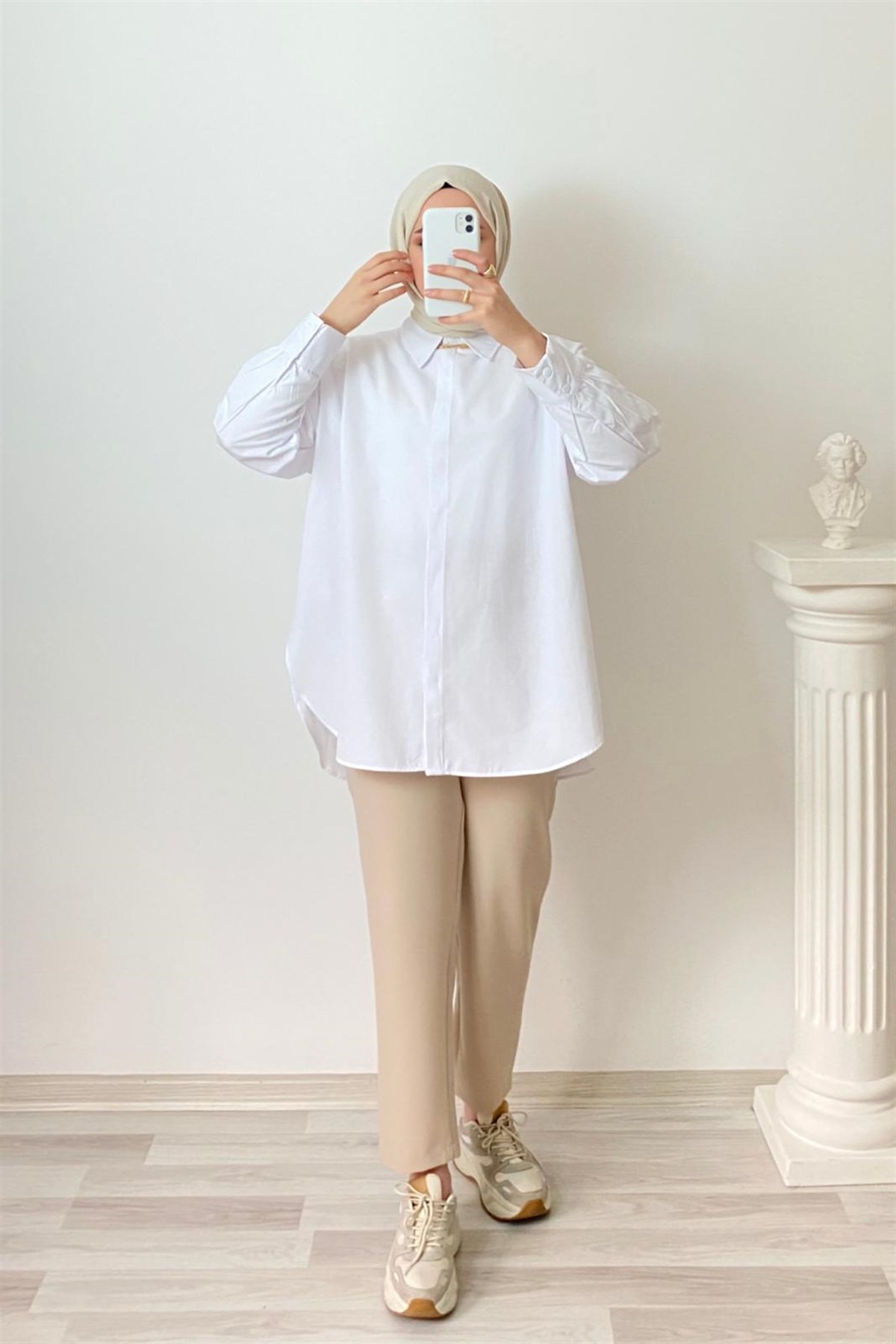 BEYAZ GİZLİ DÜĞMELİ BASİC GÖMLEK