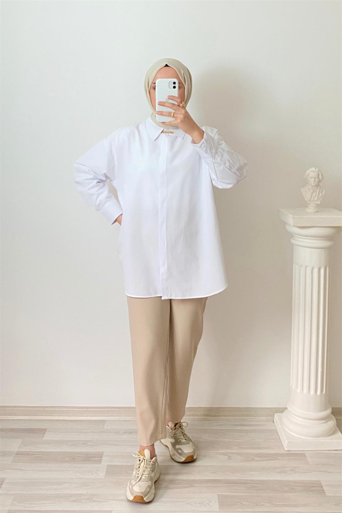 BEYAZ GİZLİ DÜĞMELİ BASİC GÖMLEK