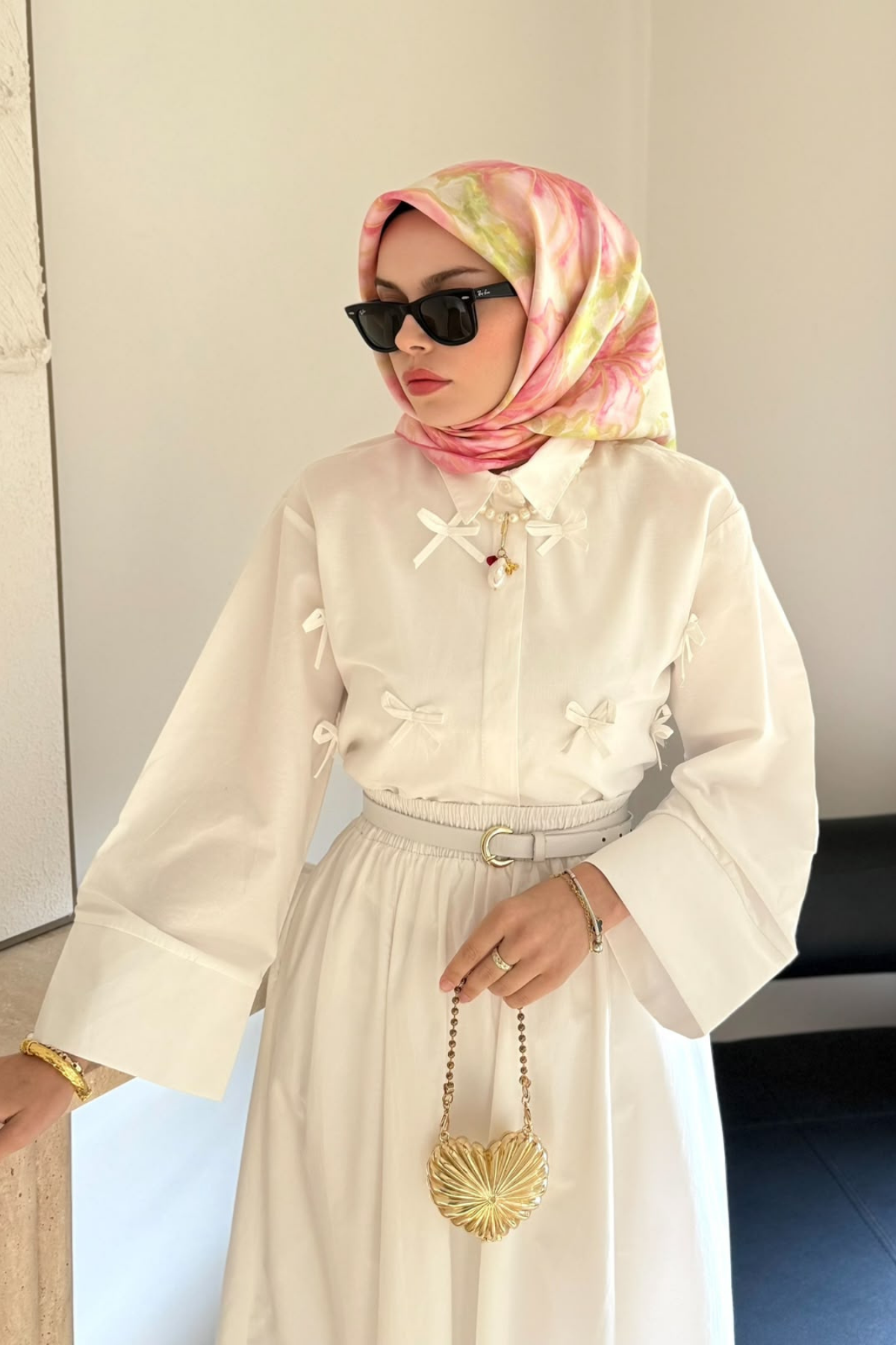 BEYAZ KURDELELİ KISA GÖMLEK
