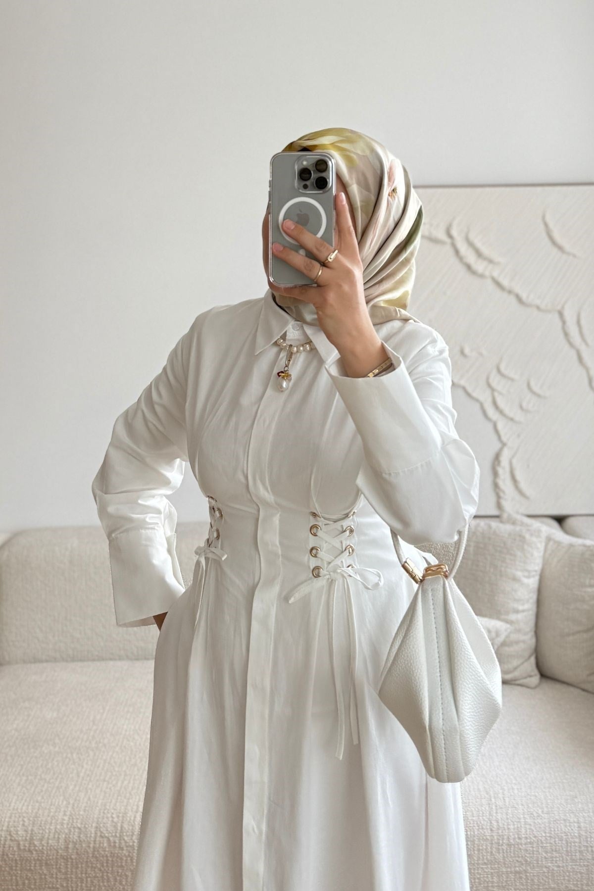 BEYAZ KUŞ GÖZÜ KEMERLİ ELBİSE