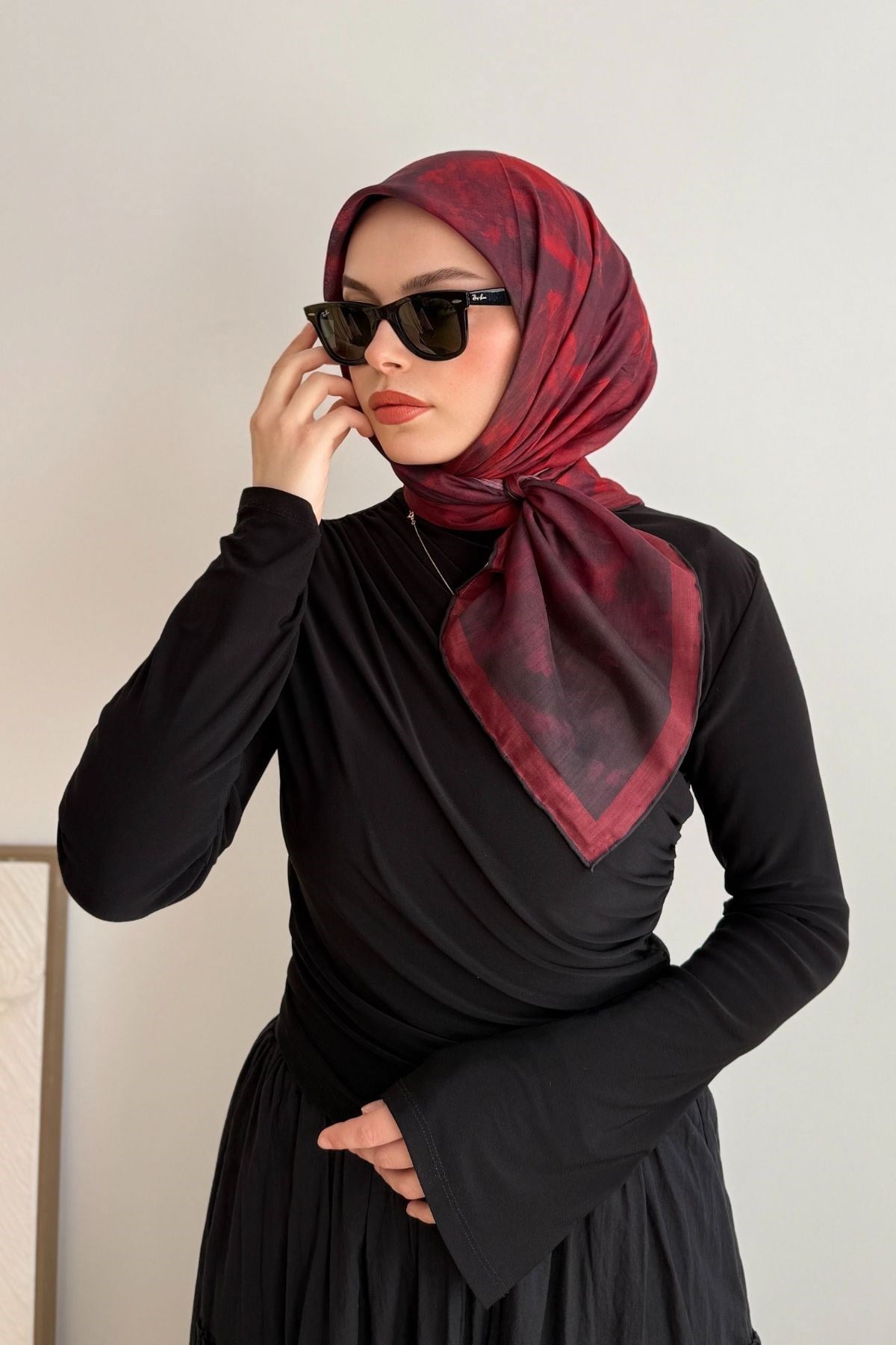 BORDO ŞERİTLİ SİYAH GEÇİŞLİ EŞARP