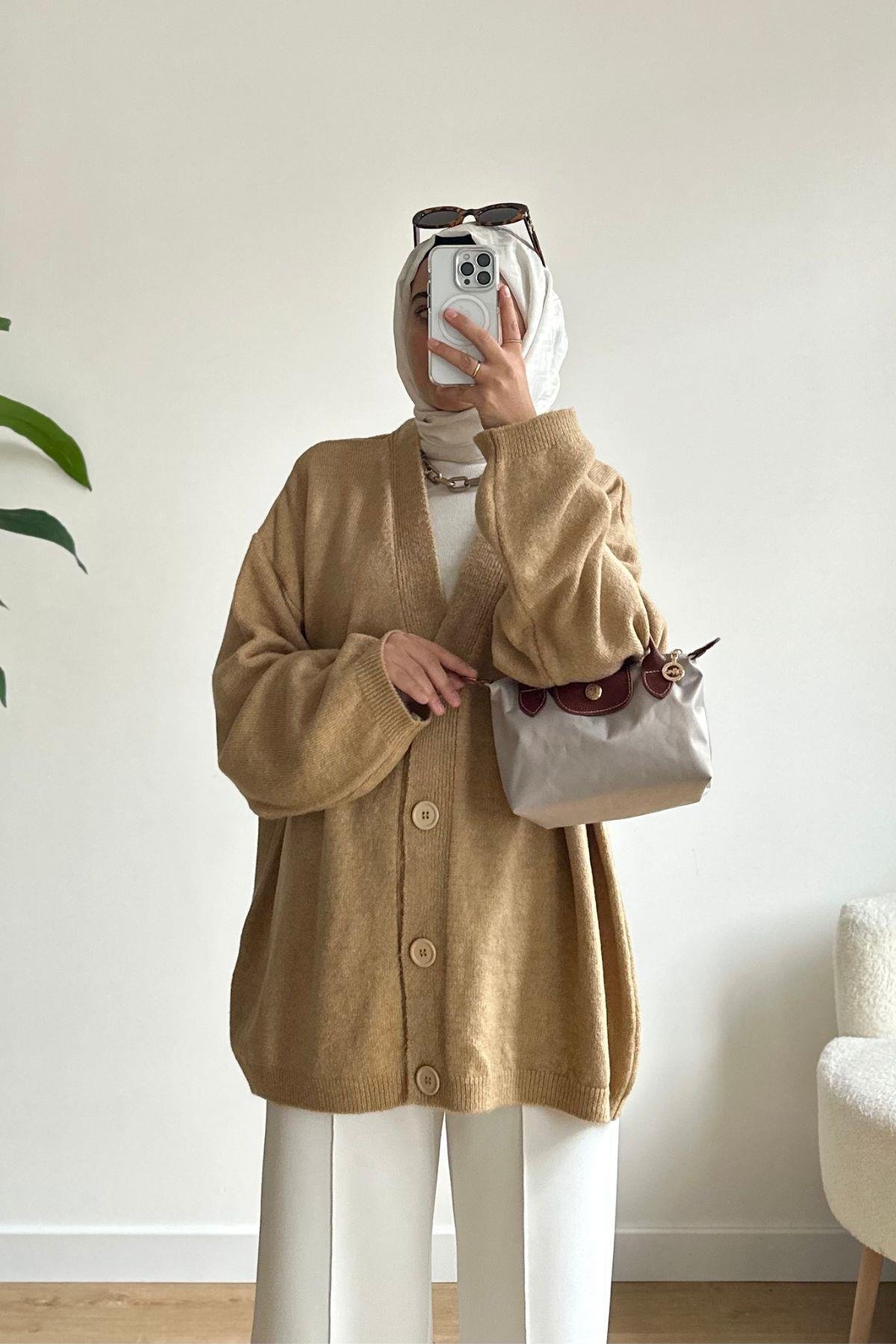 CAMEL ÖNÜ DÜĞMELİ TRİKO HIRKA