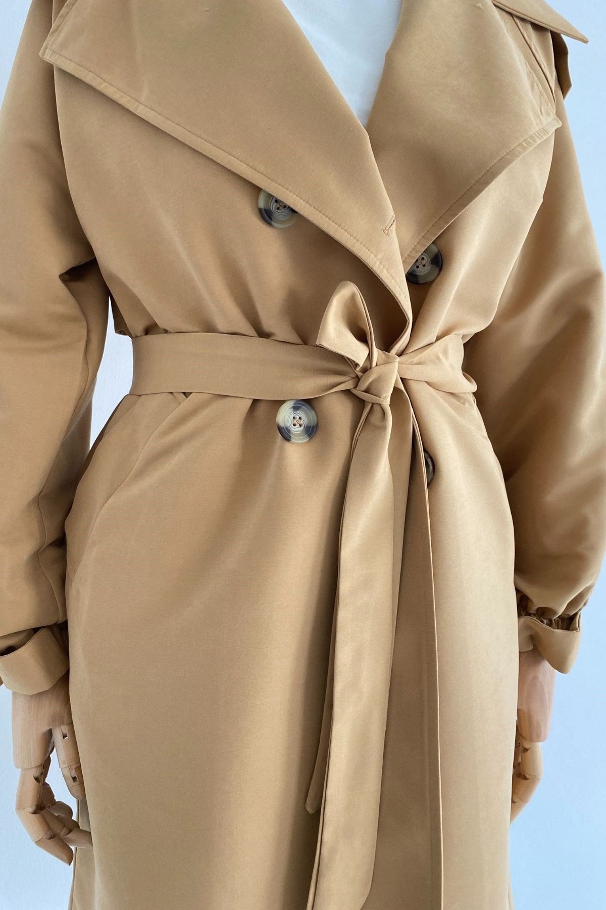 CAMEL RÜZGARLIK DETAYLI TRENÇKOT