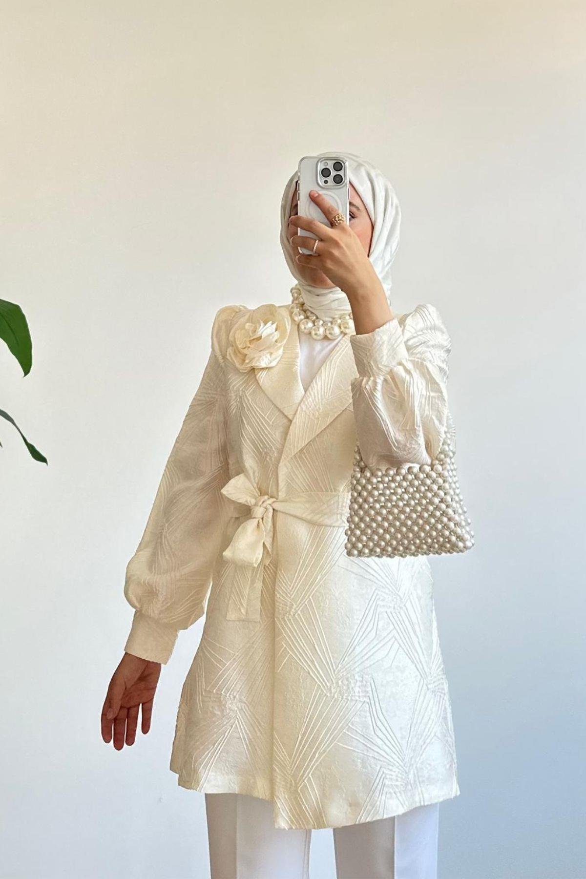 EKRU GÜL BROŞ DETEYLI JAKARLI CEKET