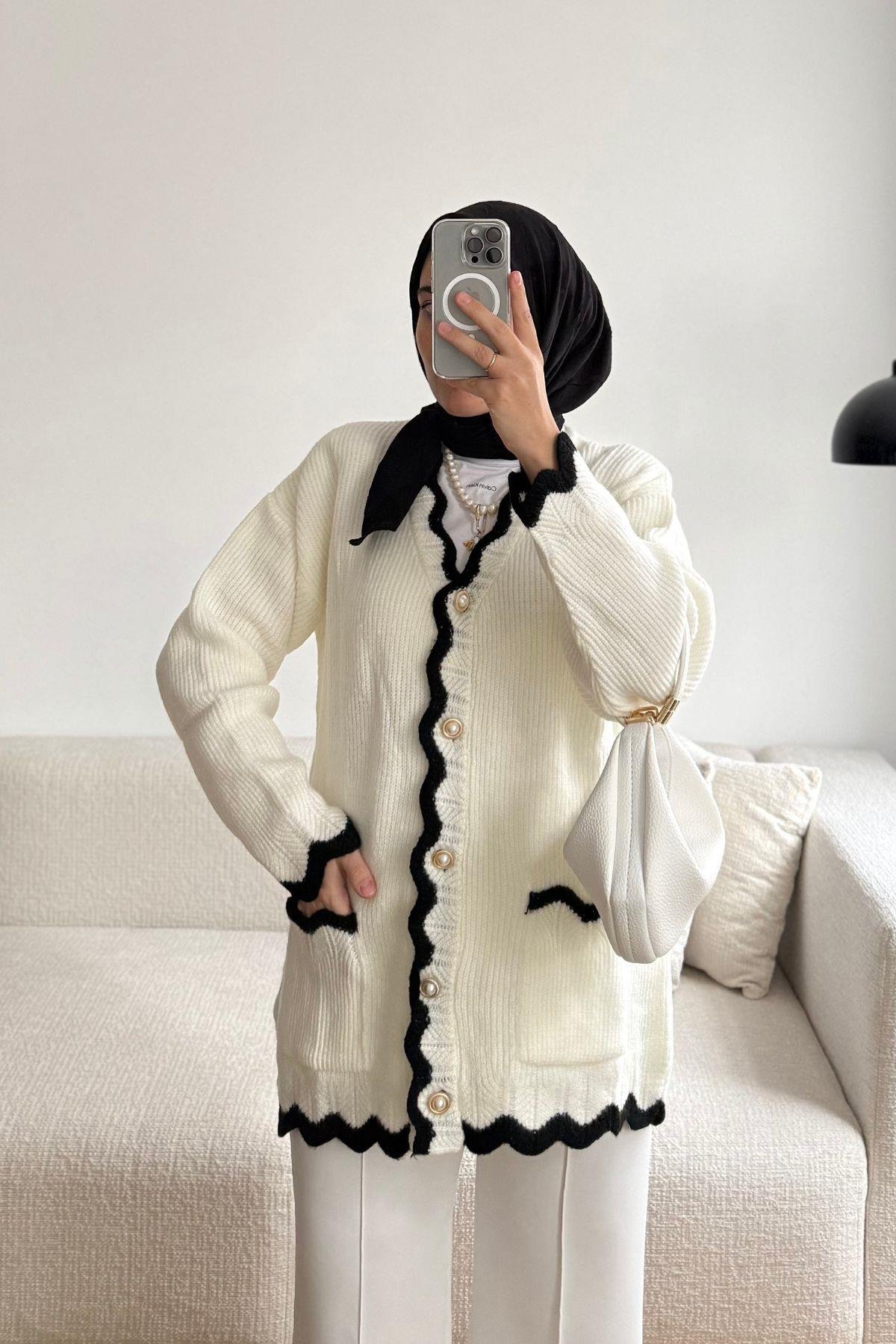 EKRU İNCİ DÜĞMELİ TRİKO HIRKA