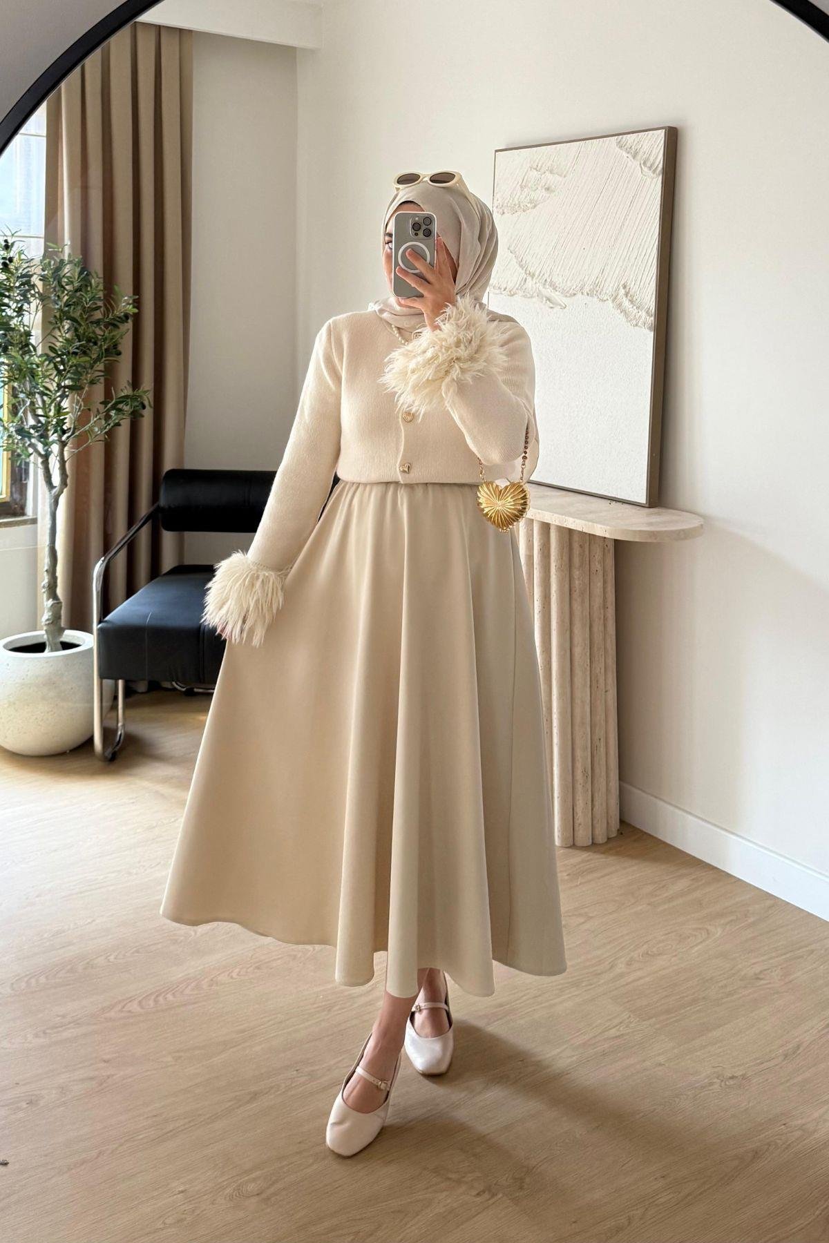 EKRU KOLU PELUŞ DETAYLI KALP DÜĞMELİ TRİKO HIRKA