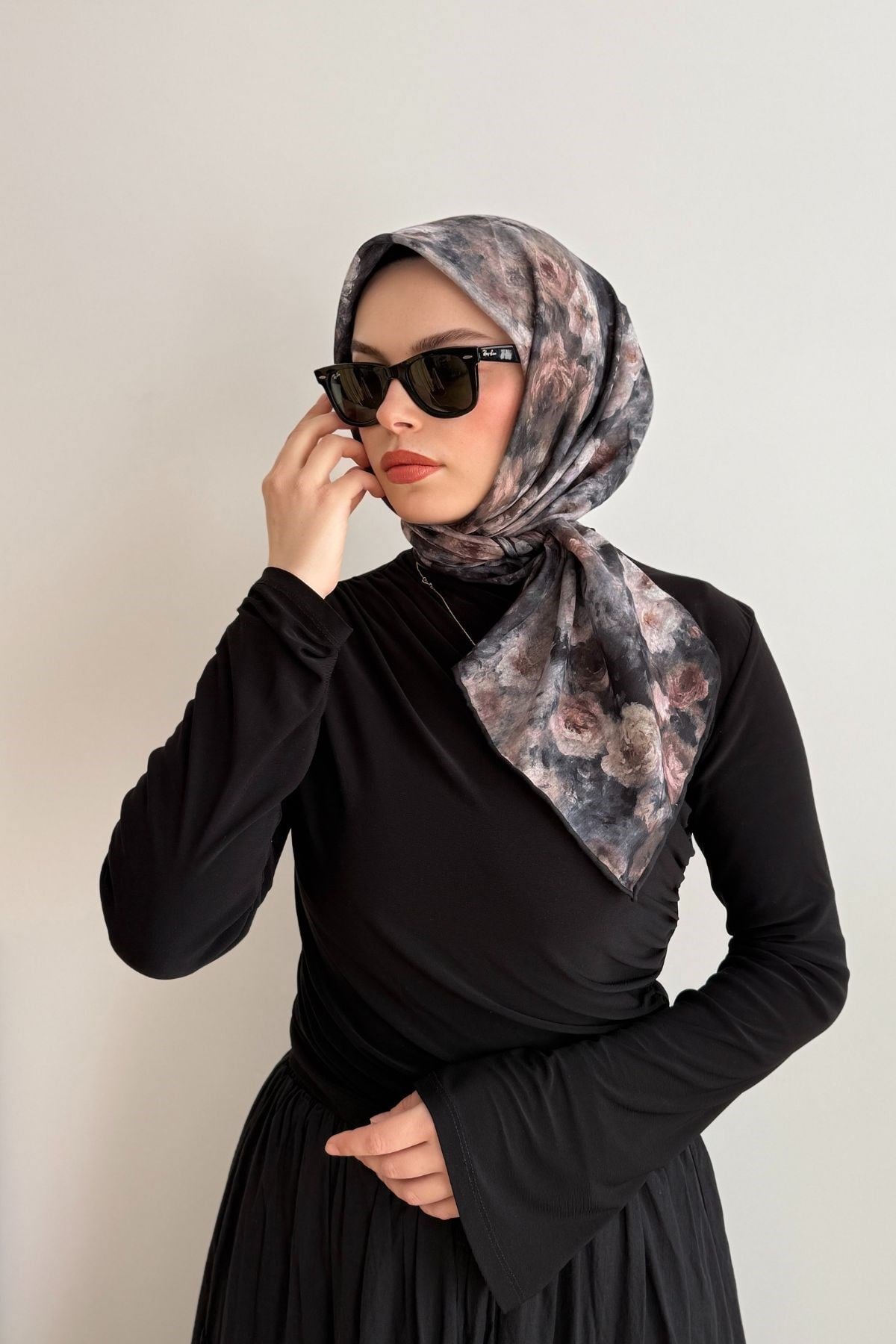 GRİ MİNİK GÜLLÜ EŞARP
