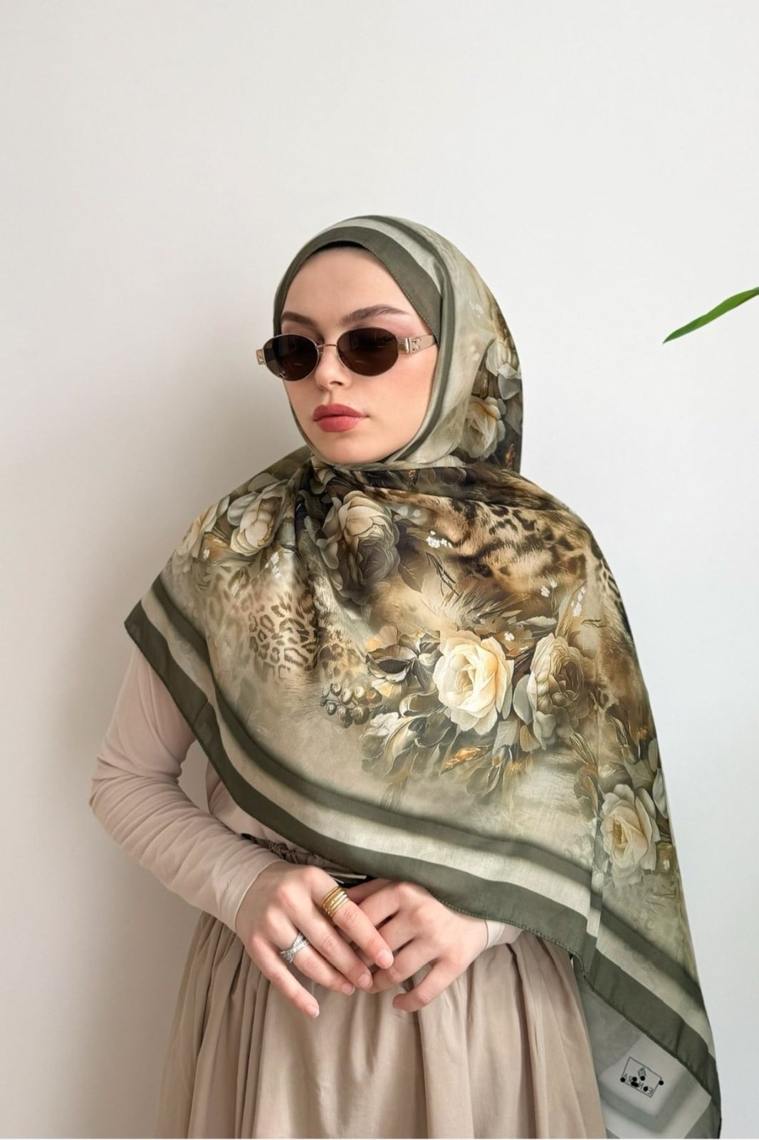 HAKİ ŞERİTLİ LEOPAR VE ÇİÇEK DESENLİ ŞAL