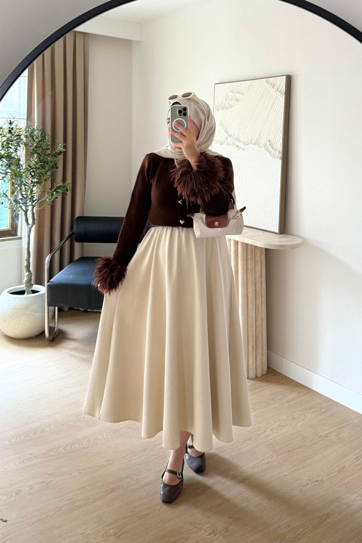 KAHVE KOLU PELUŞ DETAYLI KALP DÜĞMELİ TRİKO HIRKA