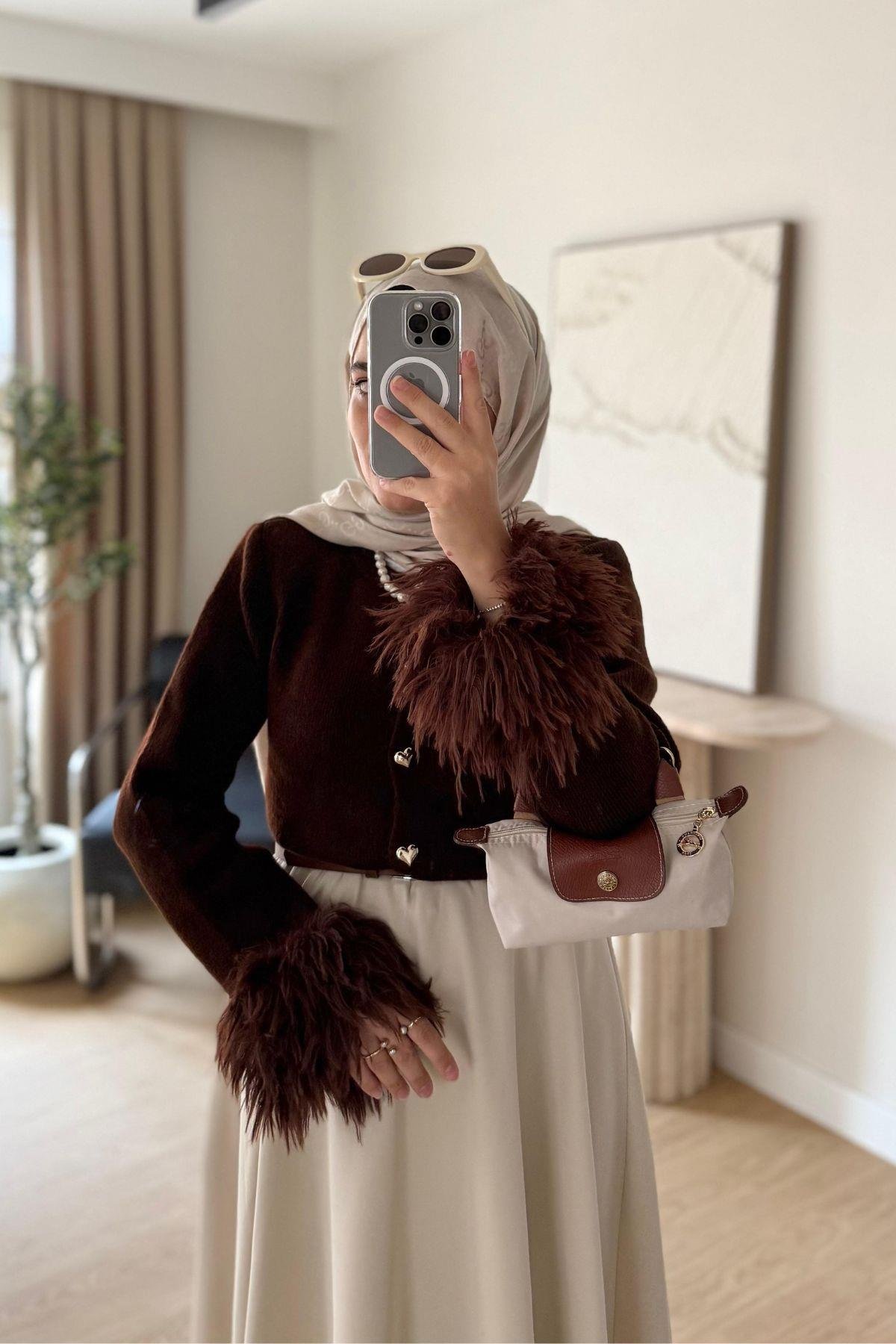 KAHVE KOLU PELUŞ DETAYLI KALP DÜĞMELİ TRİKO HIRKA