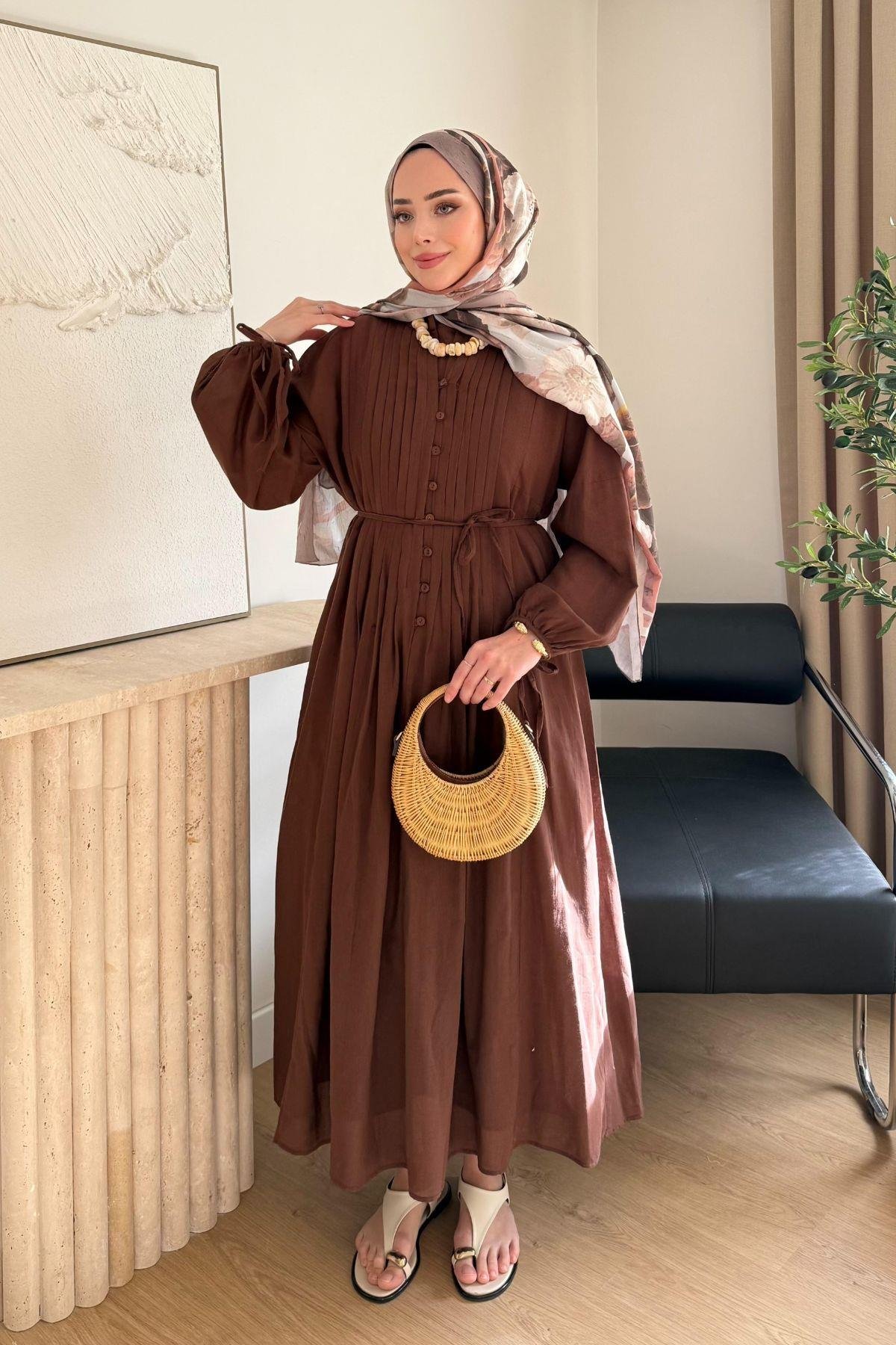 KAHVE  ÖNÜ PİLE DETAYLI ELBİSE 