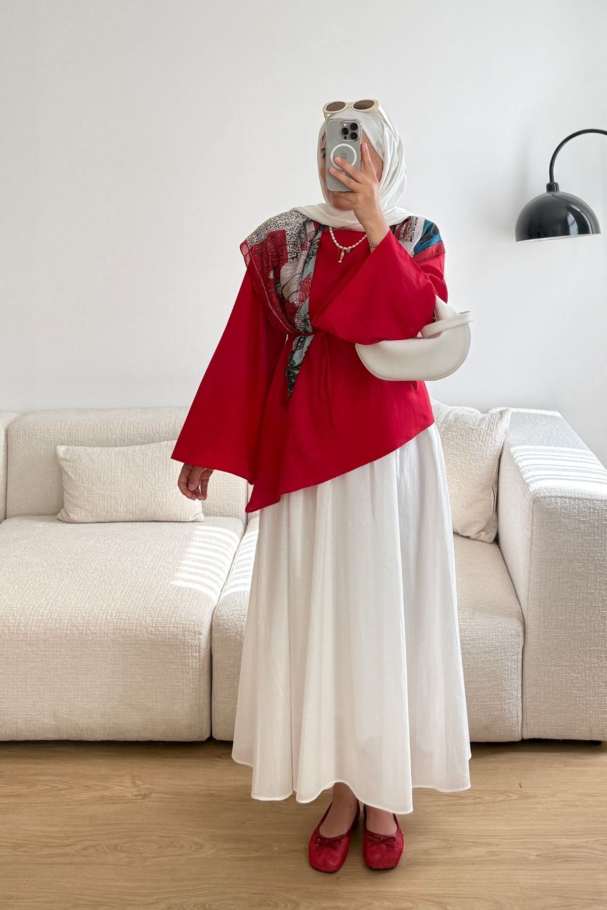 KIRMIZI ETEĞİ ÇAPRAZ KESİM GÖMLEK 