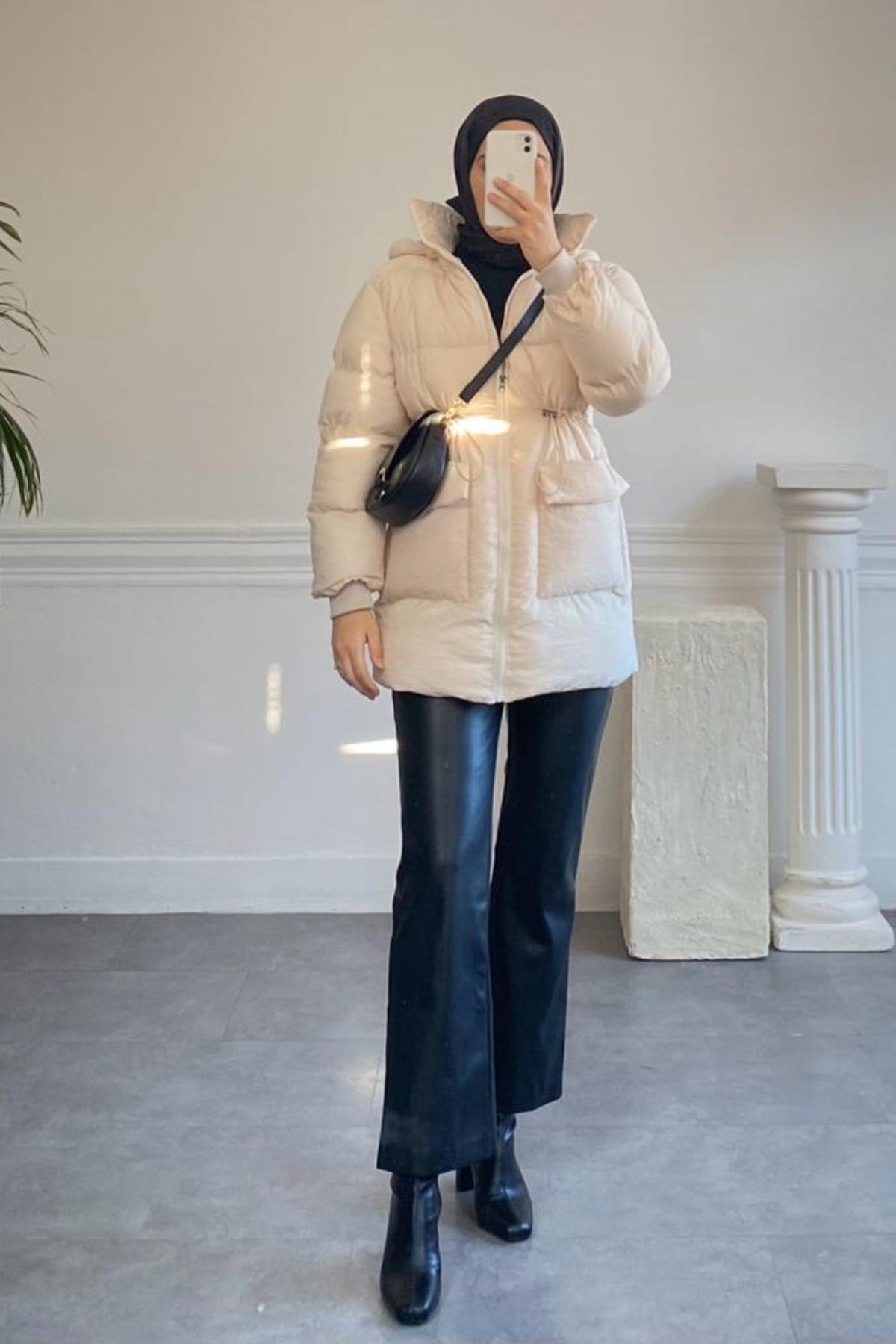 KREM BÜZGÜ DETAYLI KAPİTONE MONT