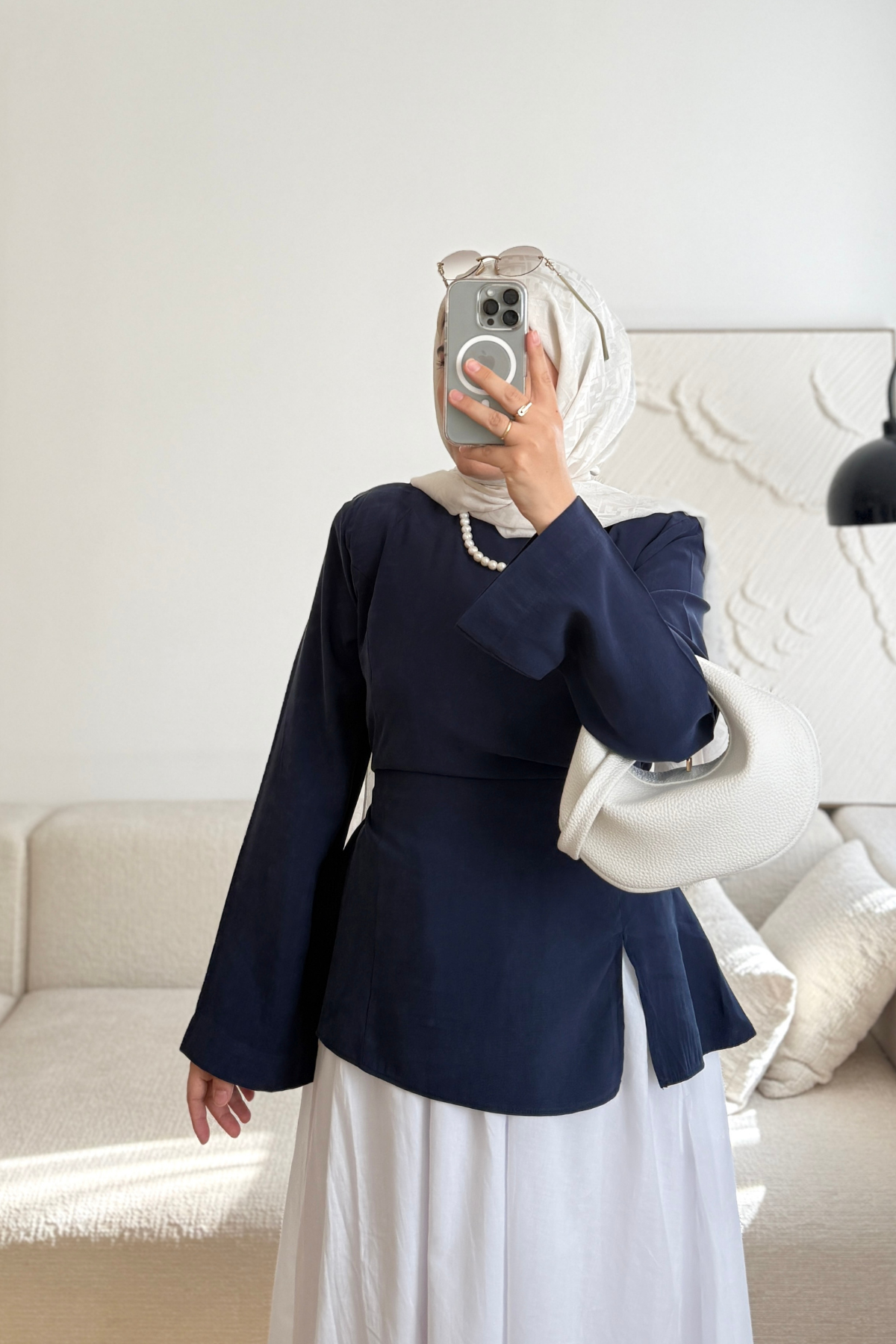 LACİVERT YIRTMAÇ DETAYLI MODEL GÖMLEK