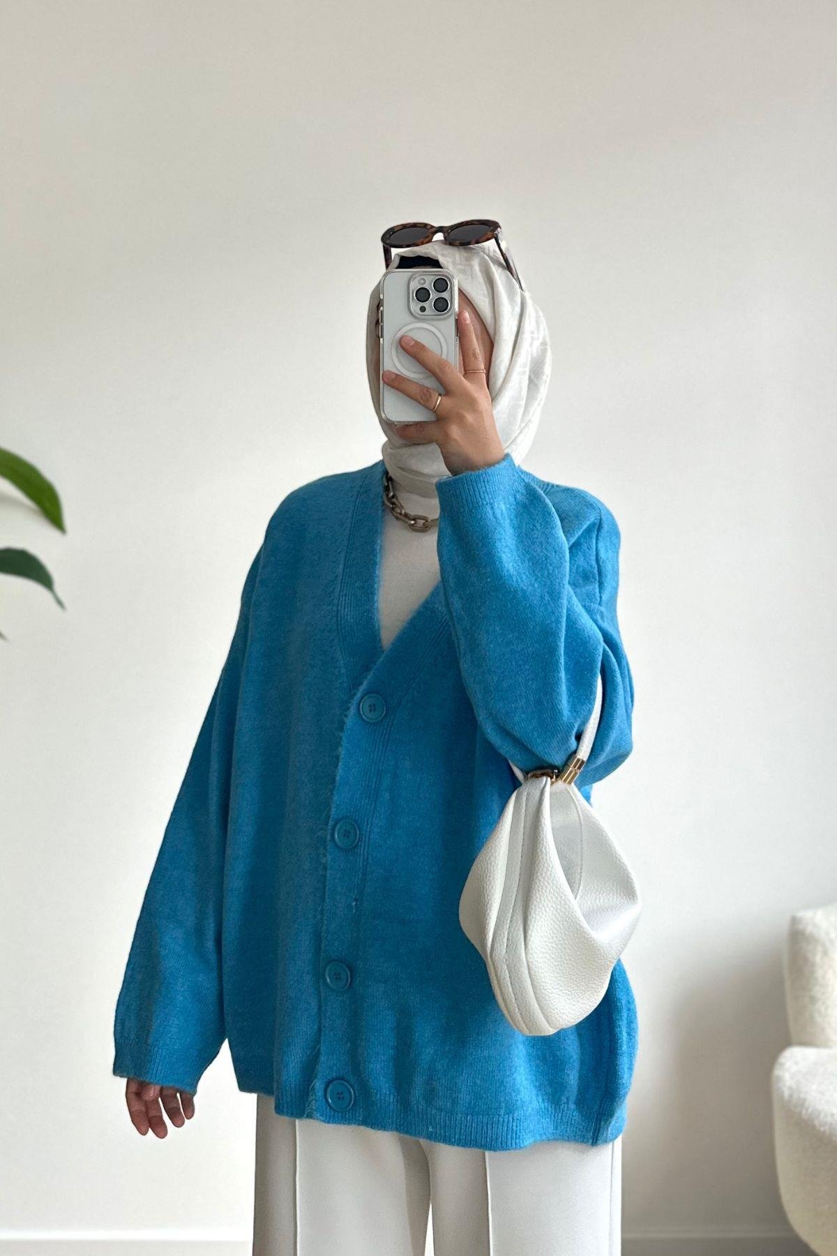 MAVİ ÖNÜ DÜĞMELİ TRİKO HIRKA