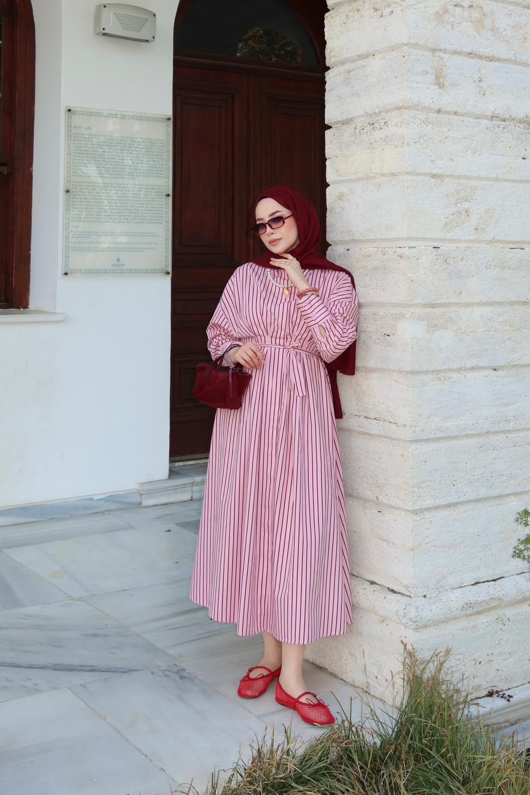 PEMBE BELDEN OTURTMALI ÇİZGİLİ ELBİSE